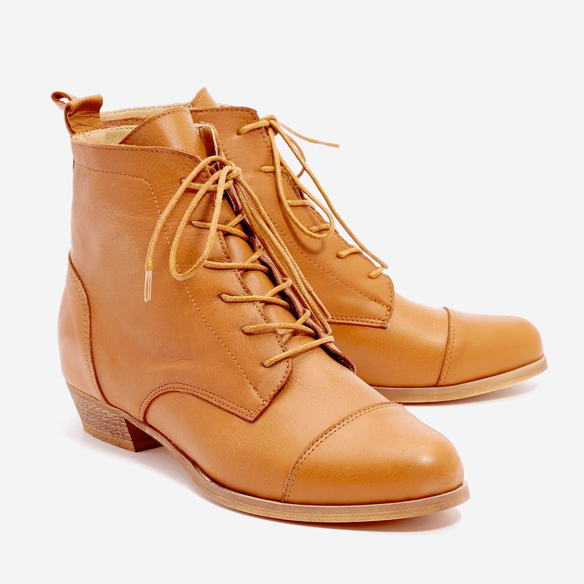 מגפונים עם שרוכים, עקב נמוך מעץ ותפר קדמי - דגם רוסלנה