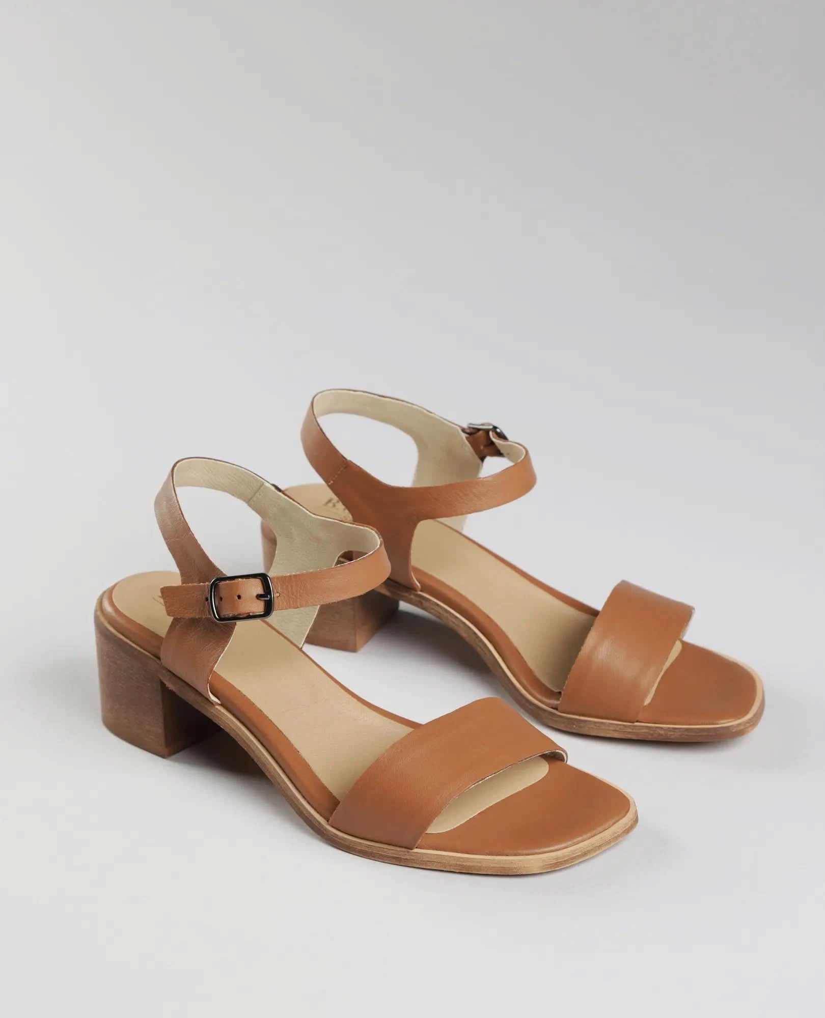 סנדלי עקב- לוסיה - B Unique - סנדלים