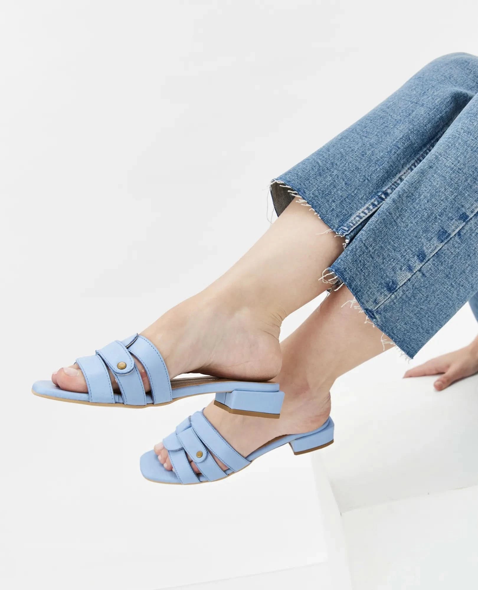 כפכפי רצועות -אדם