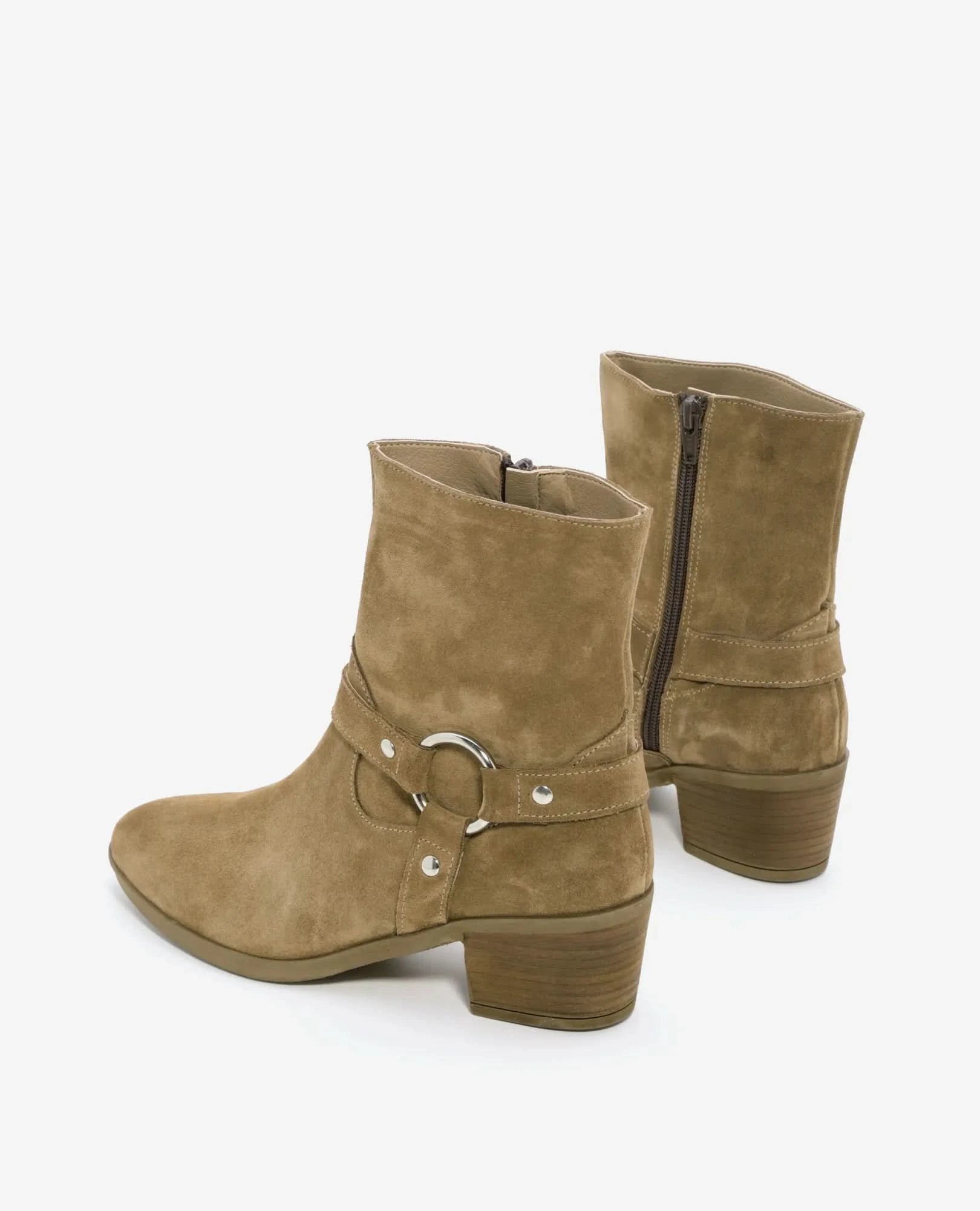 מגפוני עקב קלאסיים - שקד