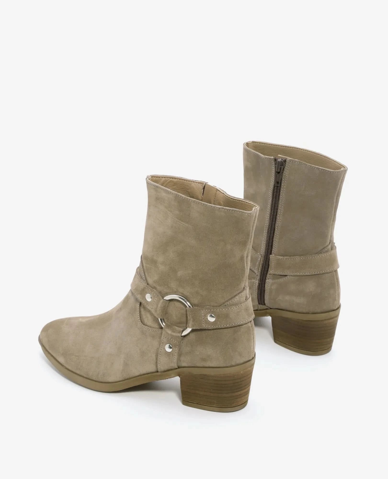 מגפוני עקב קלאסיים - שקד