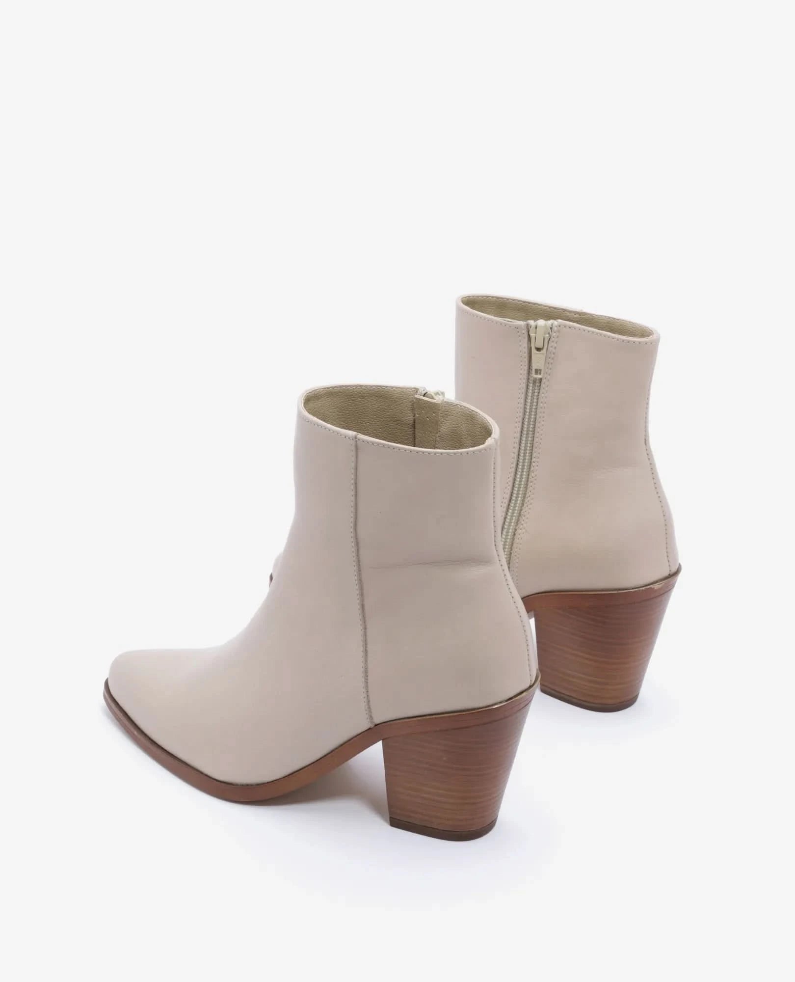 מגפוני עקב - ג'ואי