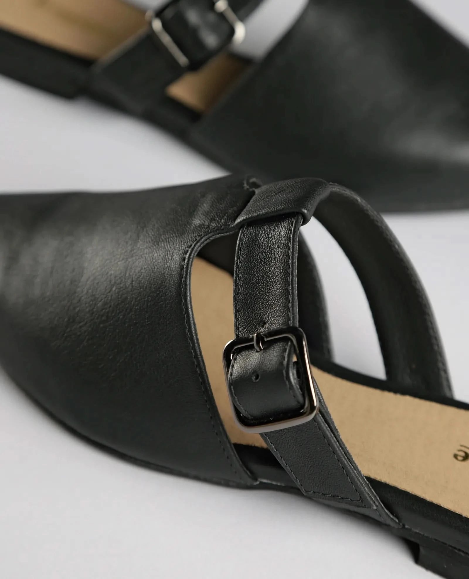 כפכפי שפיץ שטוחים - שירלי - B Unique