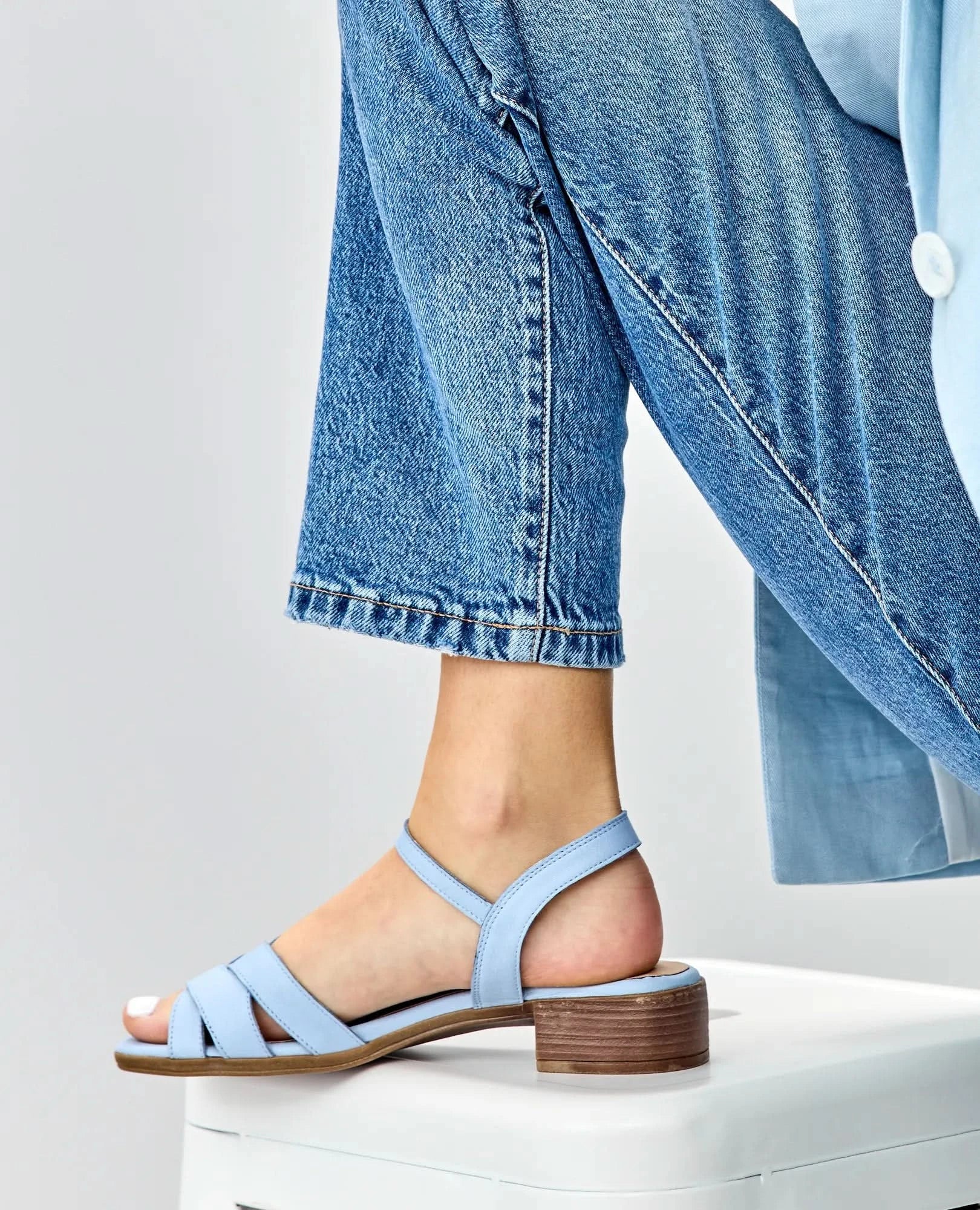 סנדלי רצועות - ויויאן - B Unique