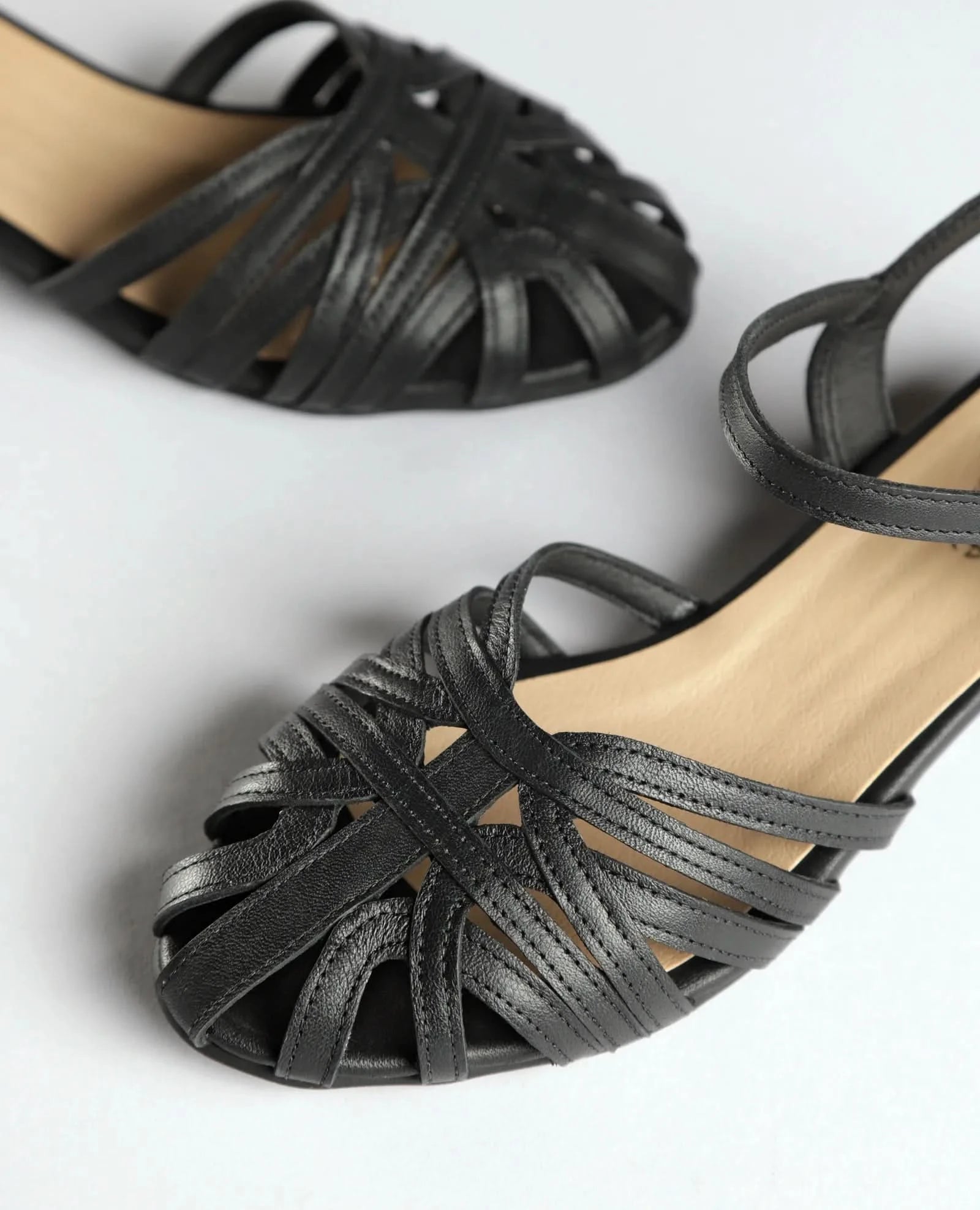 סנדלים סגורים - יארה - B Unique