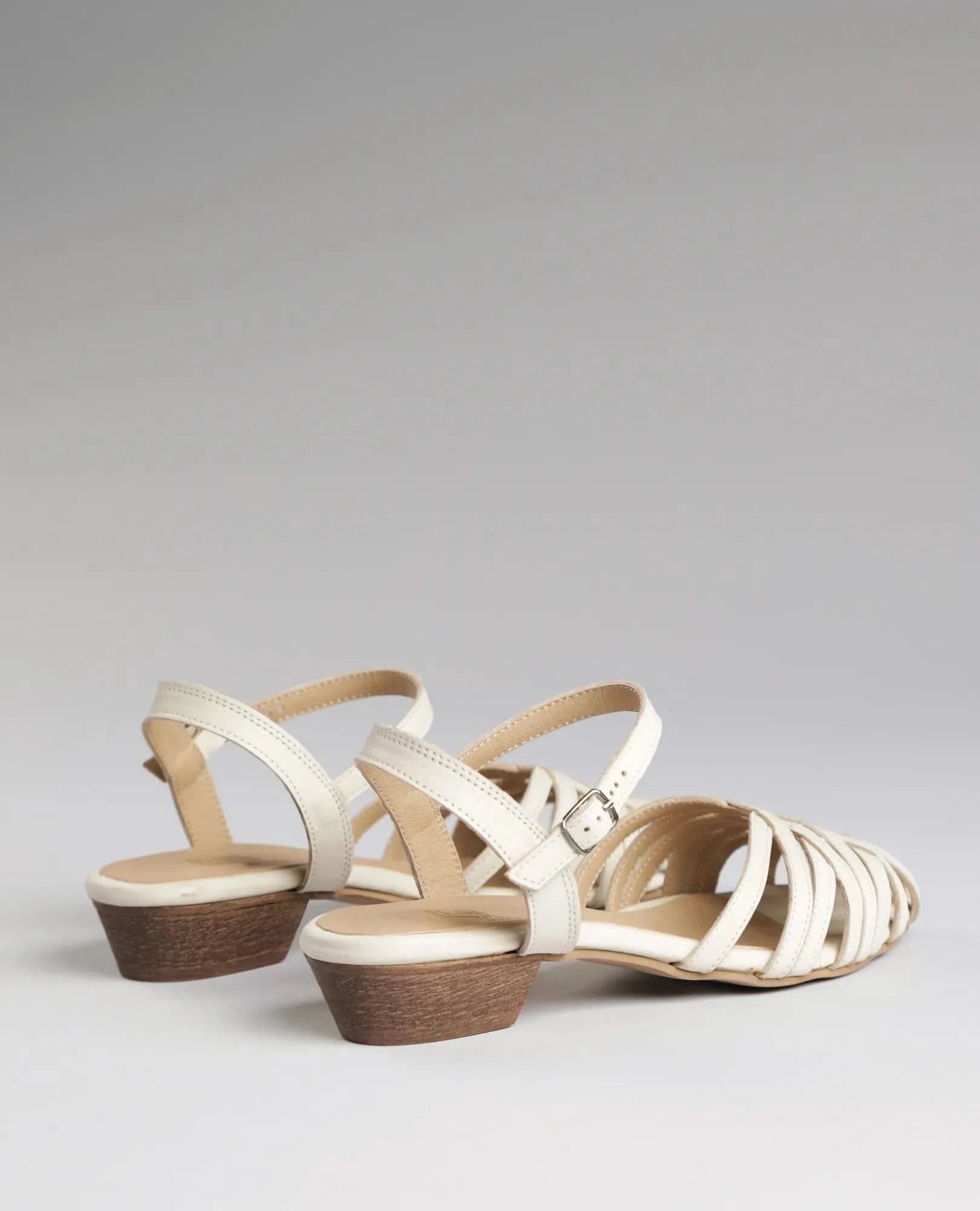 סנדלים סגורים - יארה - B Unique