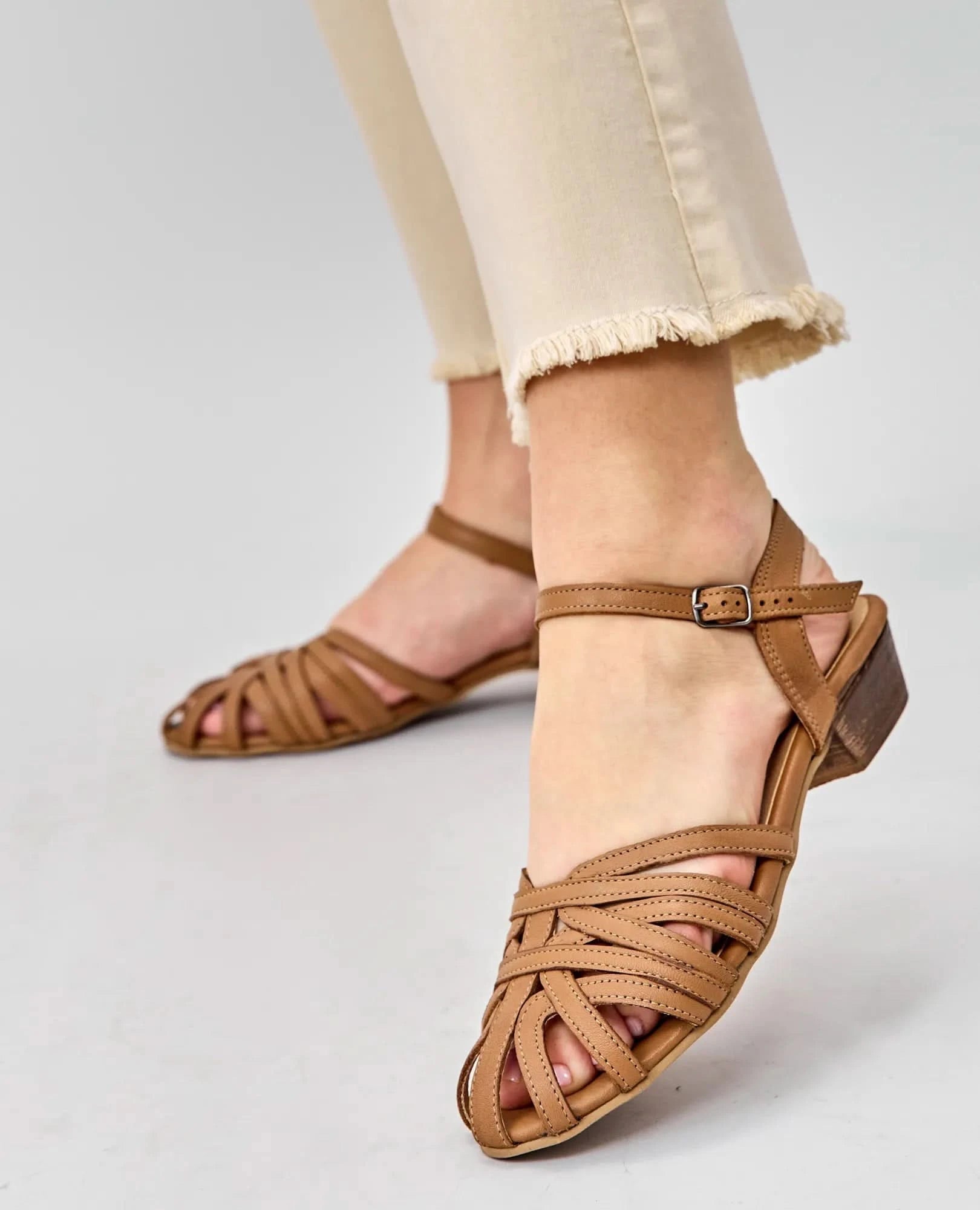 סנדלים סגורים - יארה - B Unique