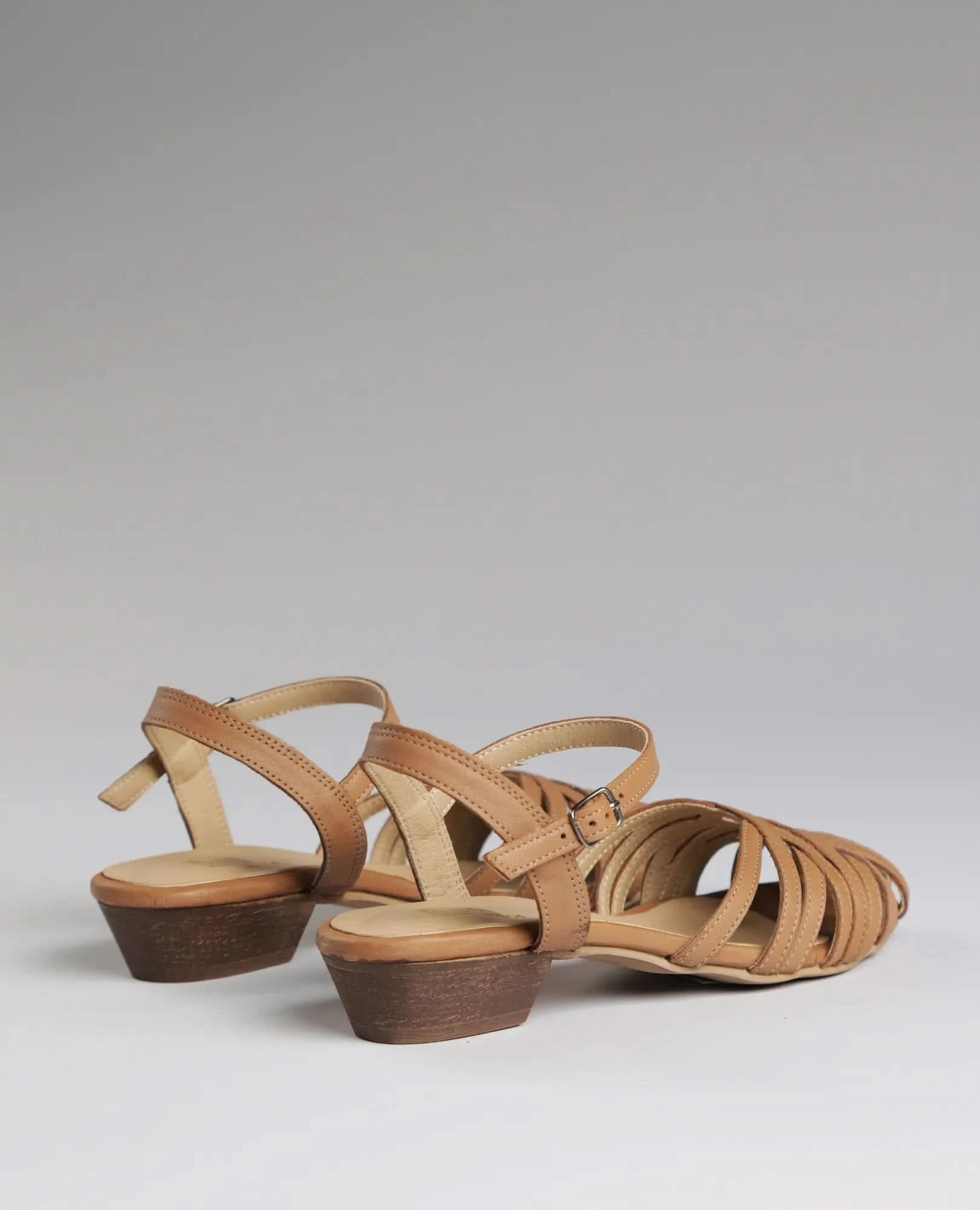 סנדלים סגורים - יארה - B Unique