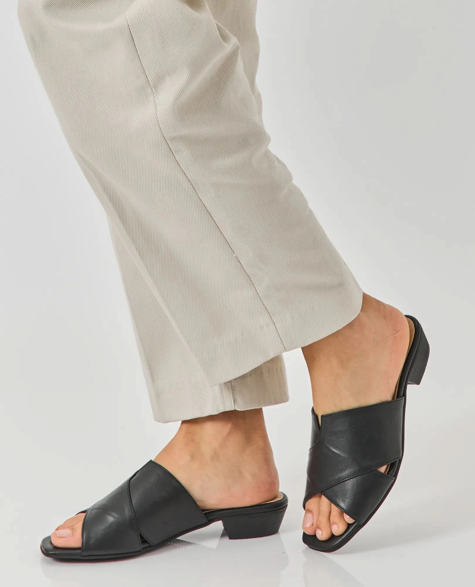 כפכפי שטוחים - לואנה - B Unique - כפכפים שטוחים