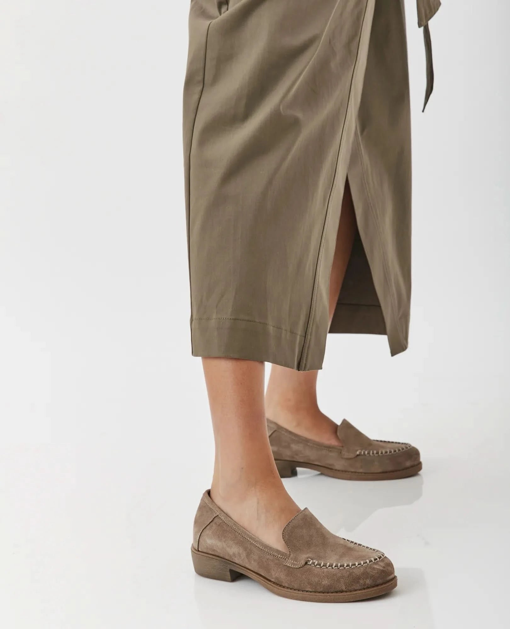 נעלי מוקסין קלאסיות לנשים מעור זמש איכותי דגם סנדרה | בי יוניק