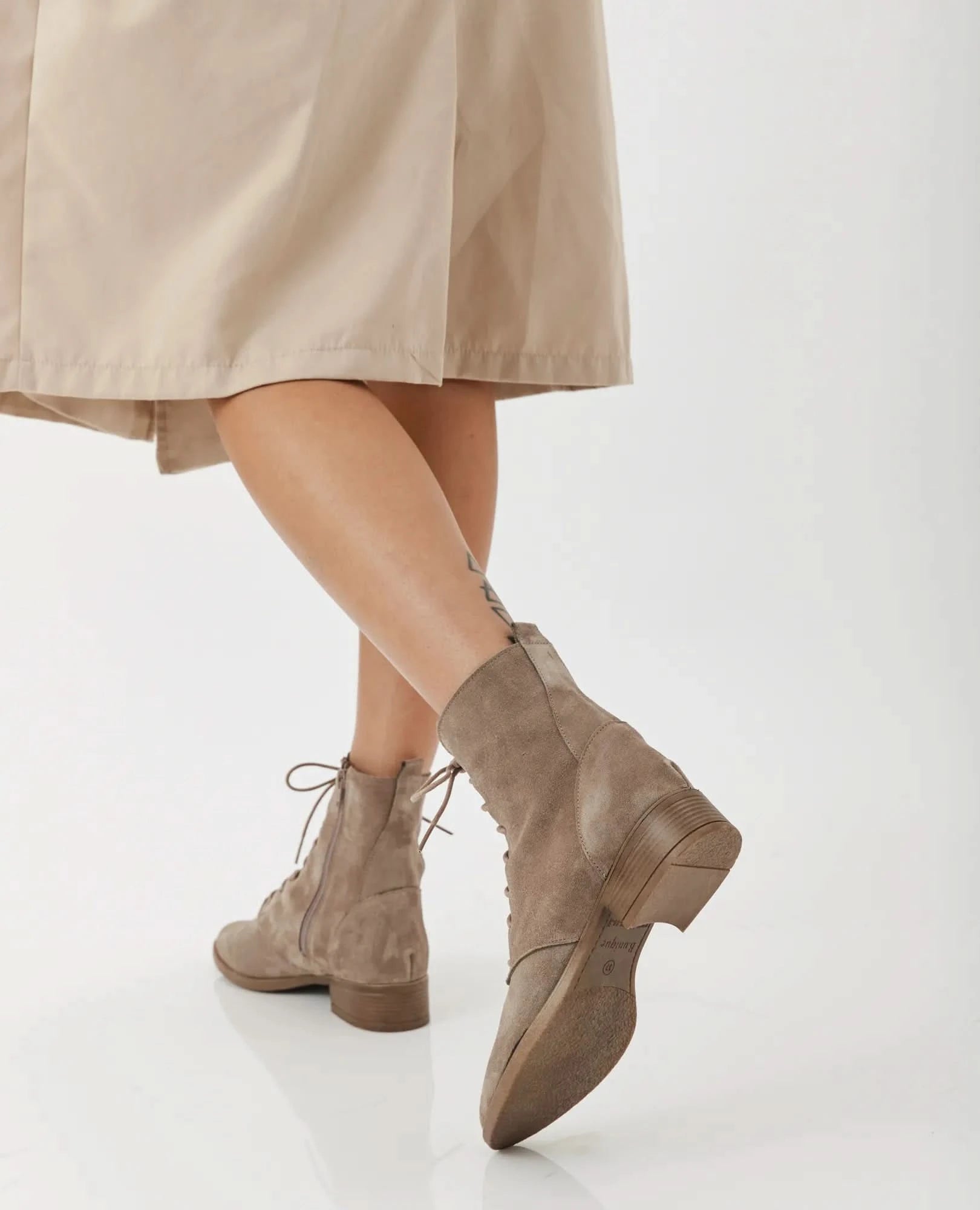 מגפונים קלאסיים עם שרוכים דגם עמית | מגפונים לנשים בי יוניק