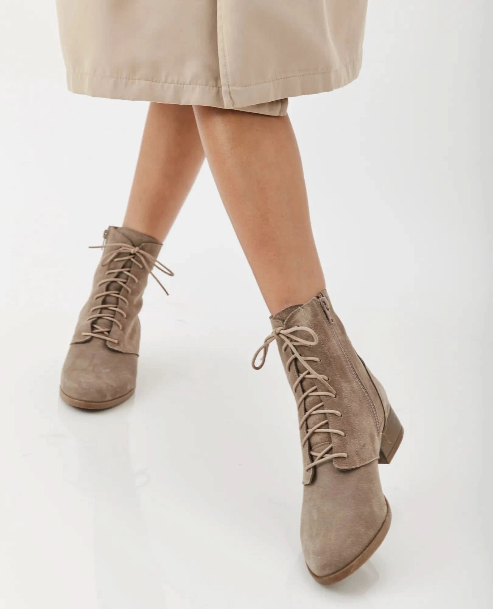 מגפונים קלאסיים עם שרוכים דגם עמית | מגפונים לנשים בי יוניק