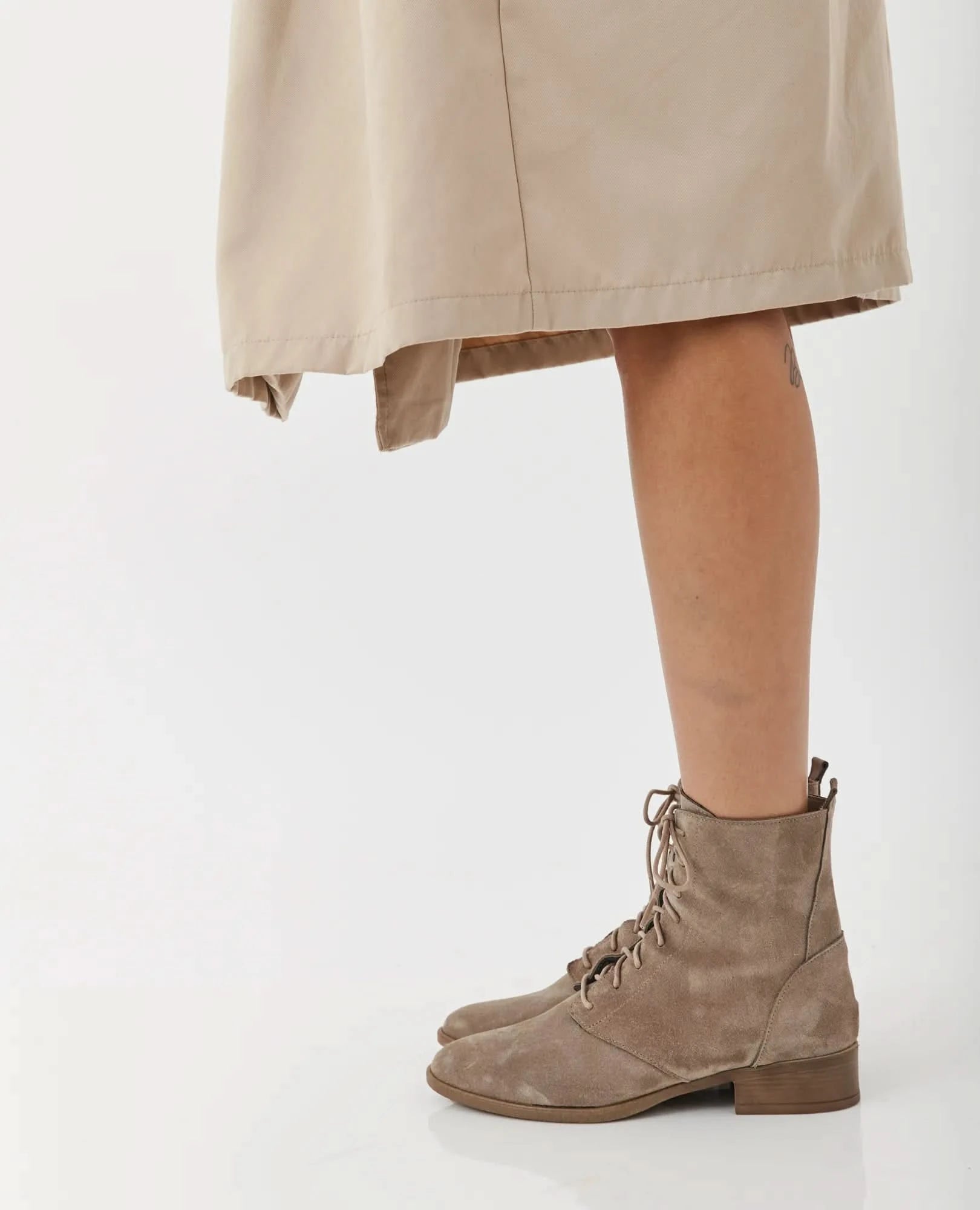 מגפונים קלאסיים עם שרוכים דגם עמית | מגפונים לנשים בי יוניק