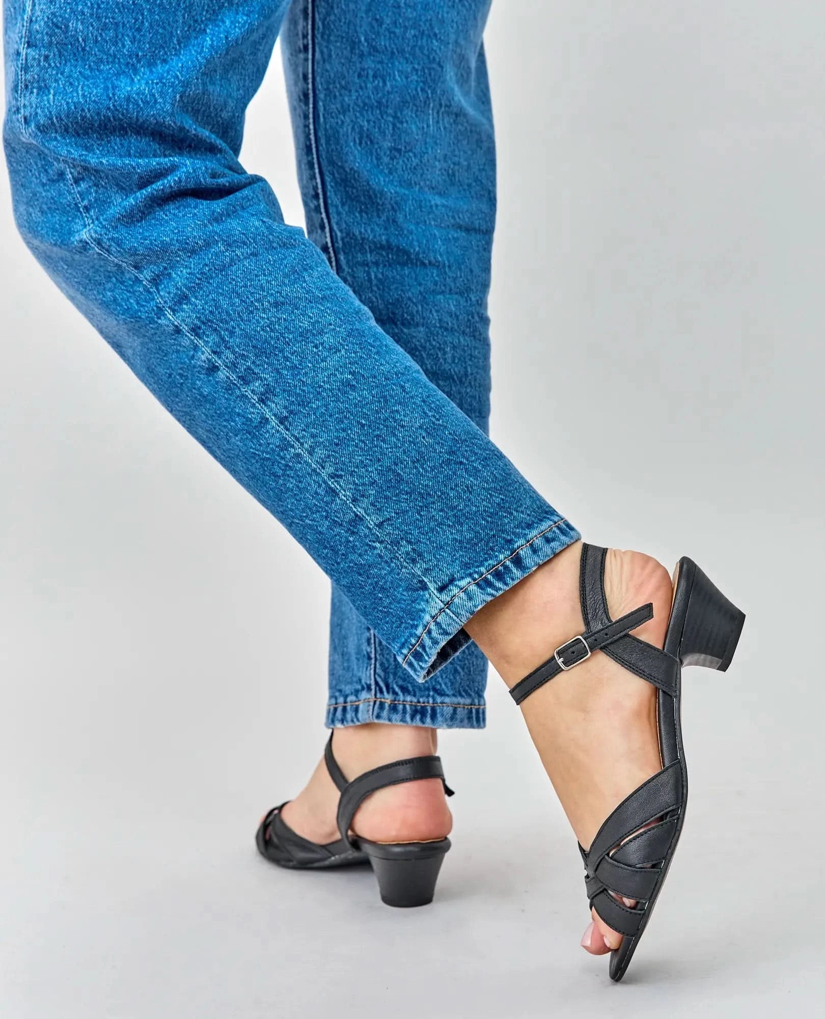 סנדלי רצועות - ברברה - B Unique