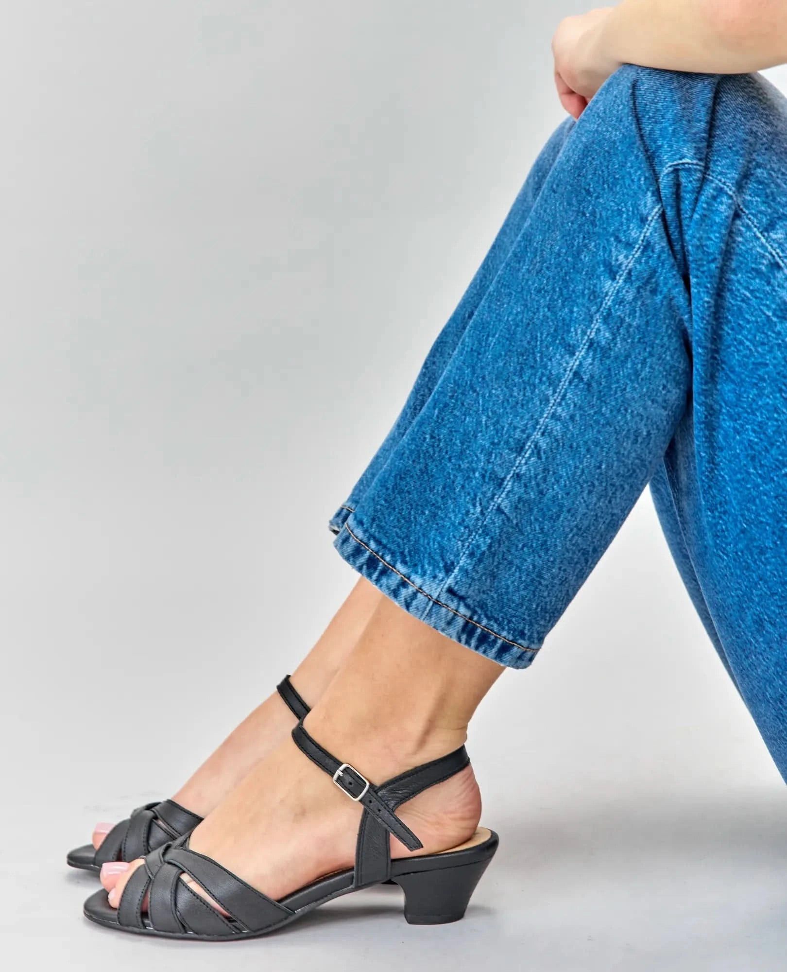 סנדלי רצועות - ברברה - B Unique