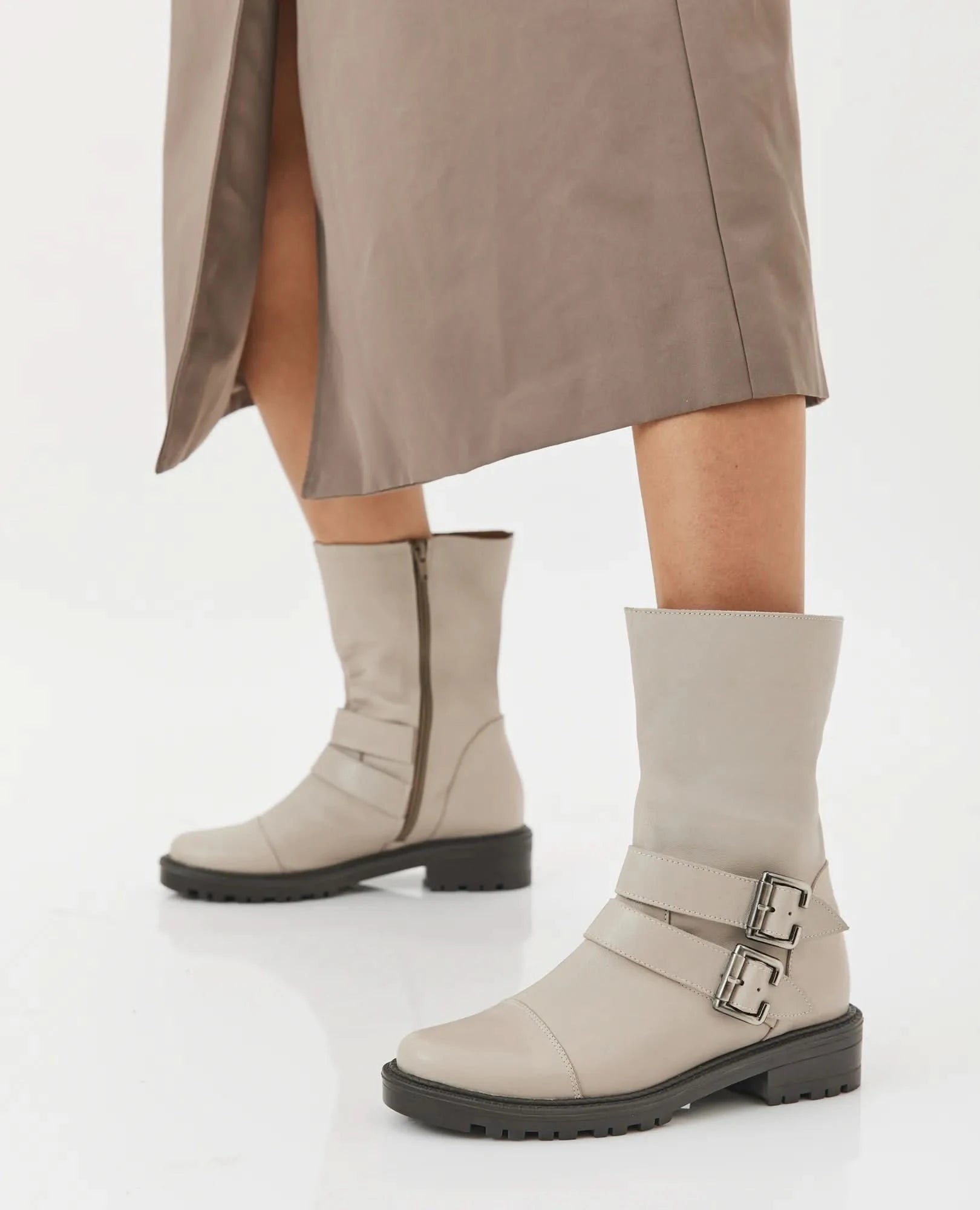 מגפוני עור עם סוליית טרקטור דגם ויויאן | מגפונים לנשים | בי יוניק