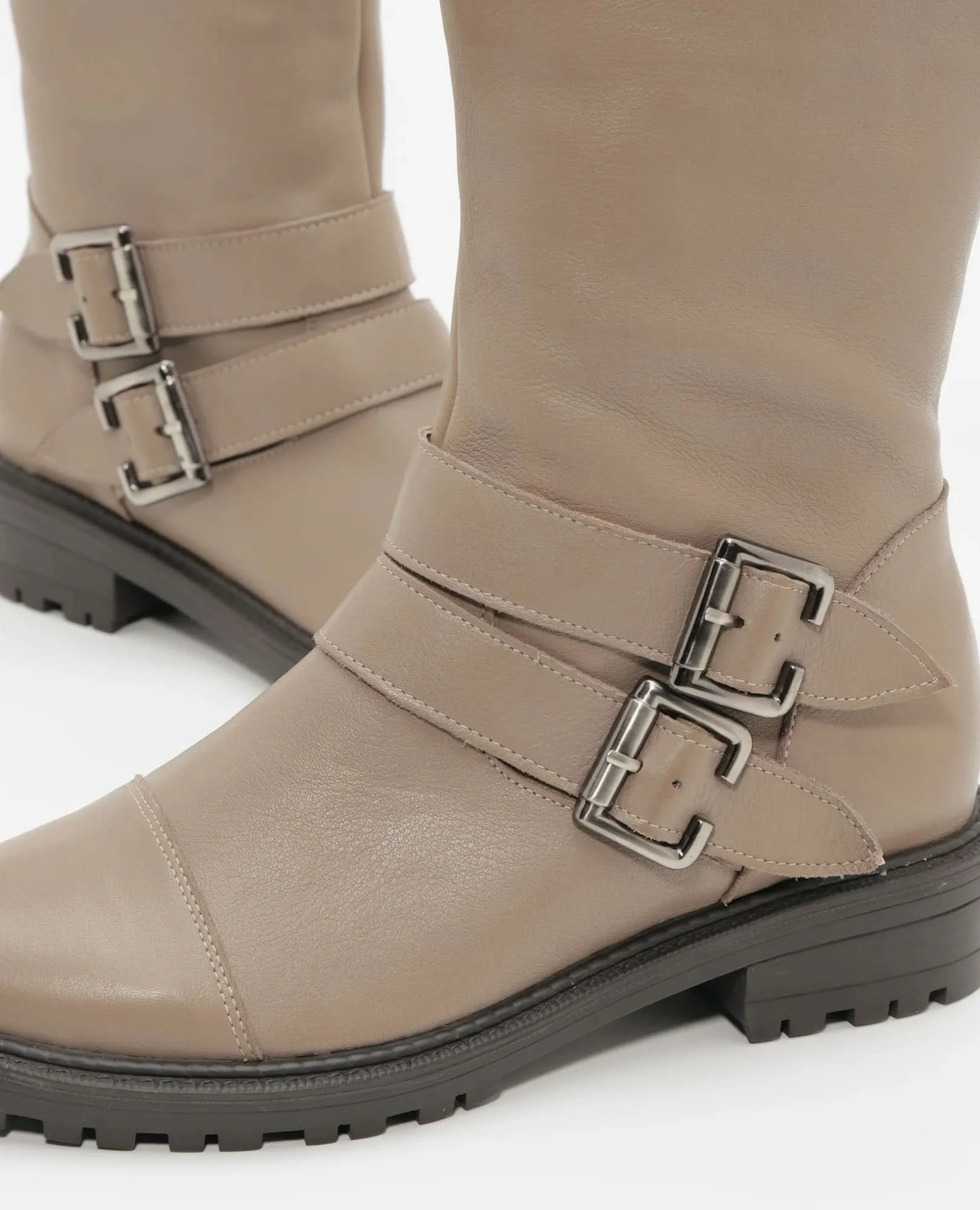 מגפוני עור עם סוליית טרקטור דגם ויויאן | מגפונים לנשים | בי יוניק