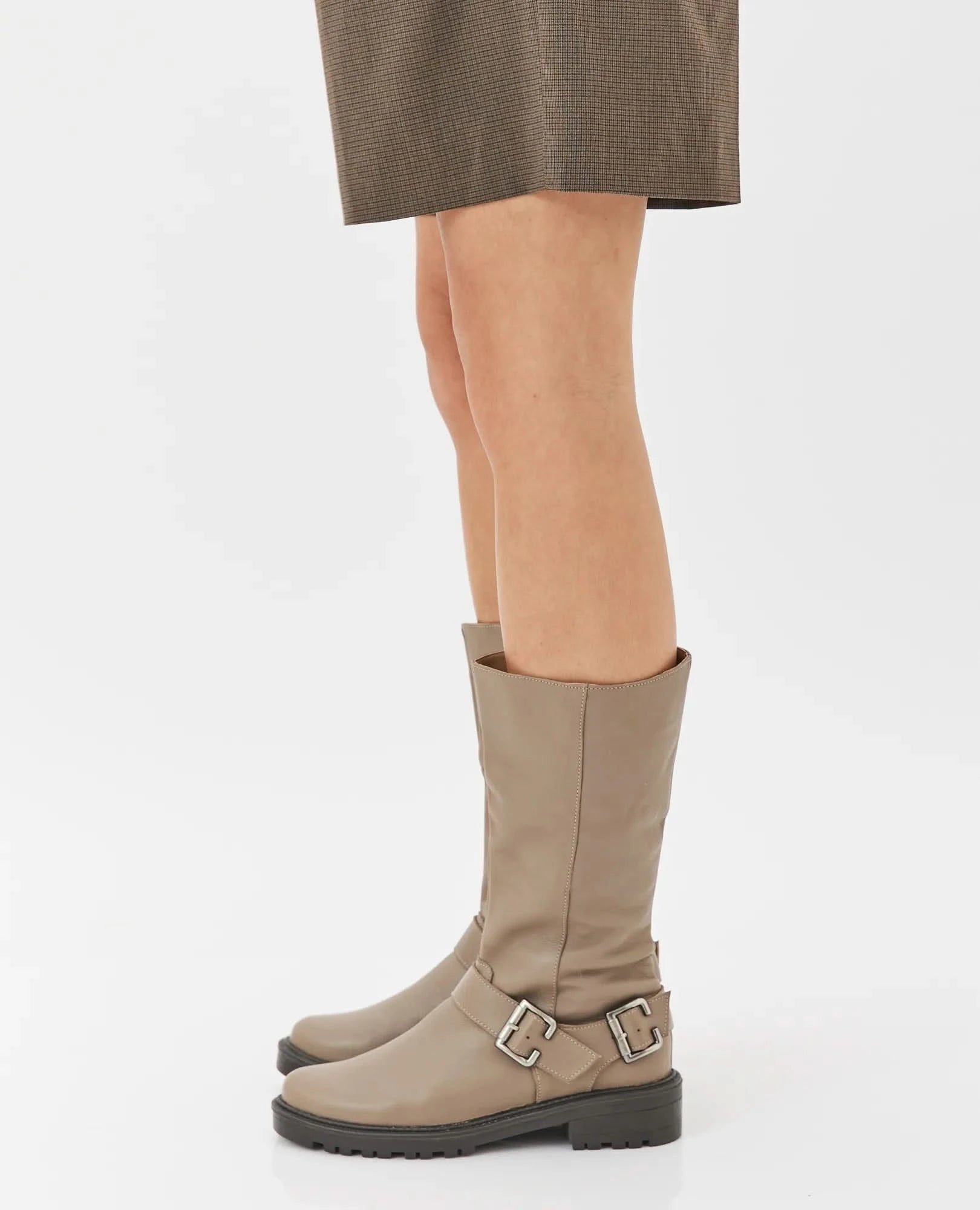 מגפי עור עם רצועות ואבזמים דגם ג'ון | מגפיים מעור לנשים בי יוניק