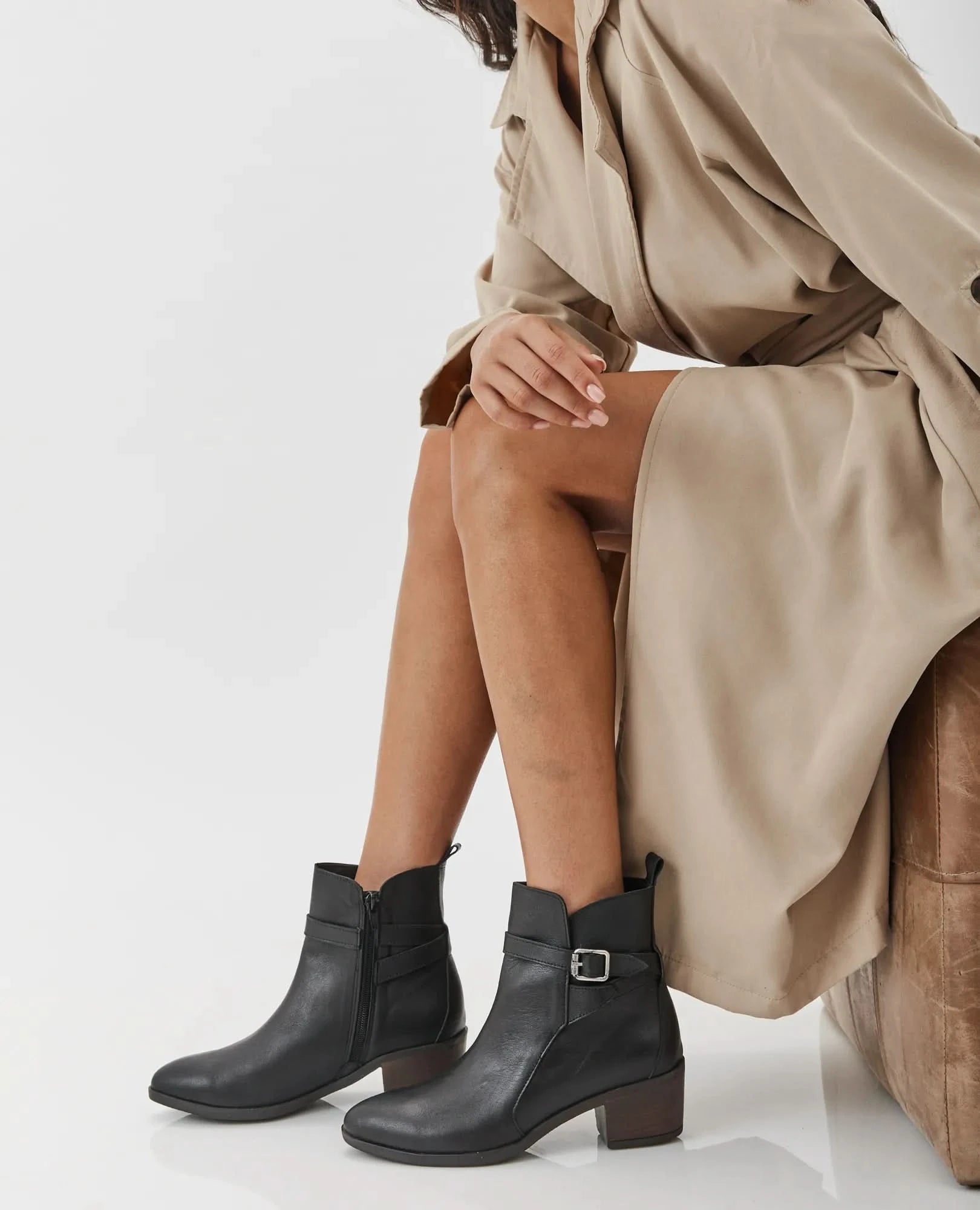 מגפוני עור איכותי עם רצועת אבזם דגם ליאור | מגפונים לנשים בי יוניק