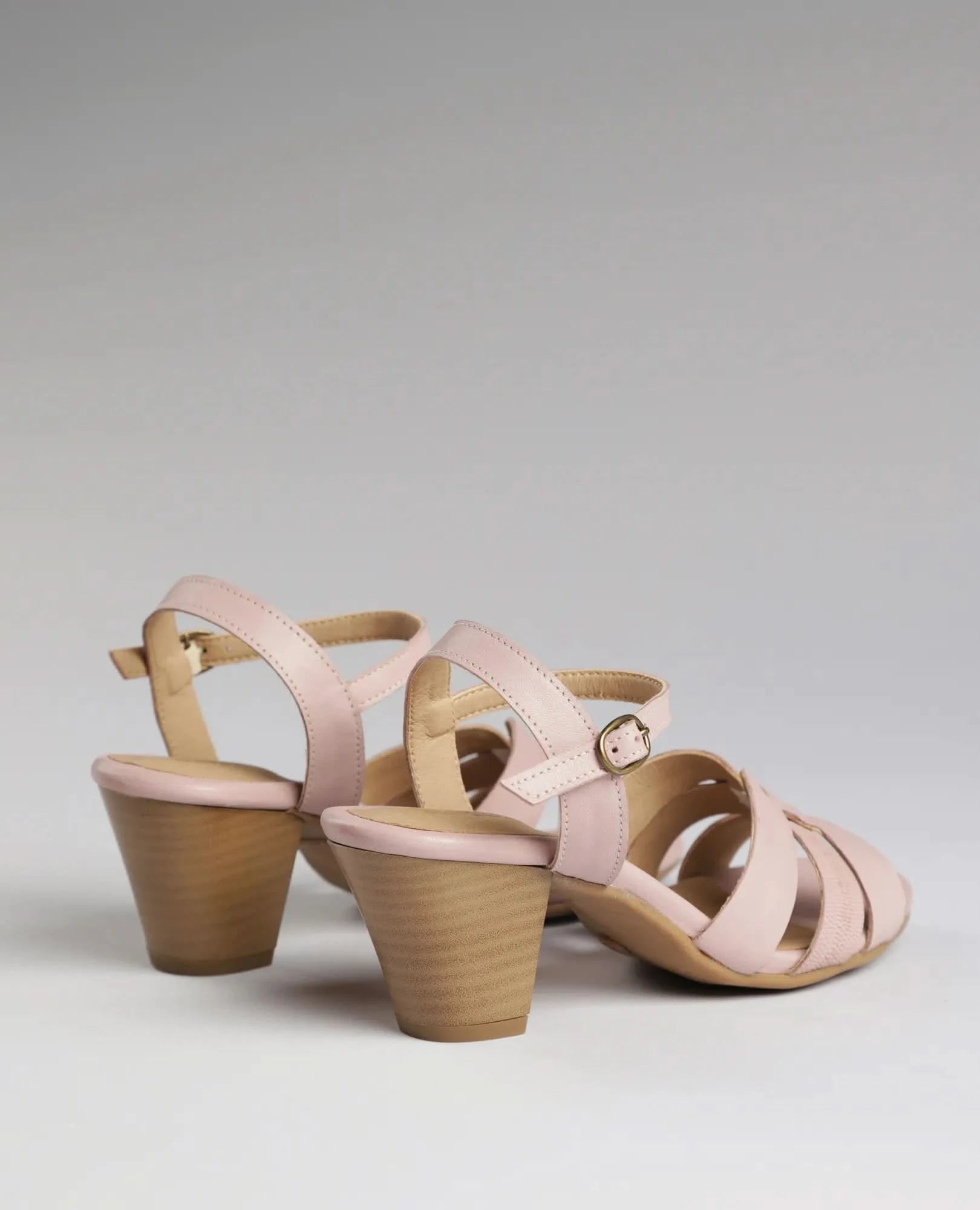 סנדלי עקב - סיגורני - B Unique