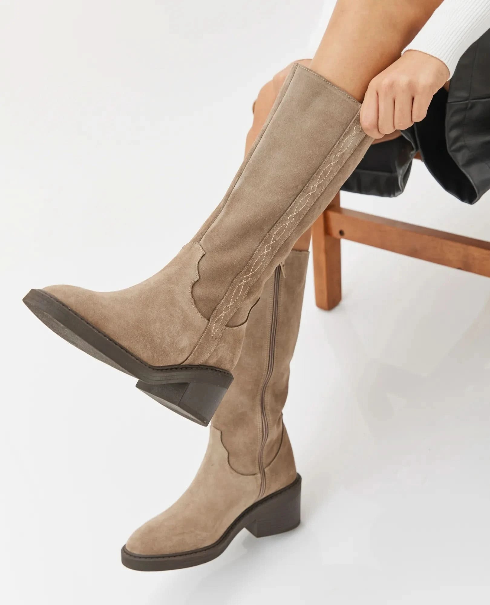 מגפיים קלאסיים מעור זמש איכותי דגם פאולה | מגפיים לנשים בי יוניק