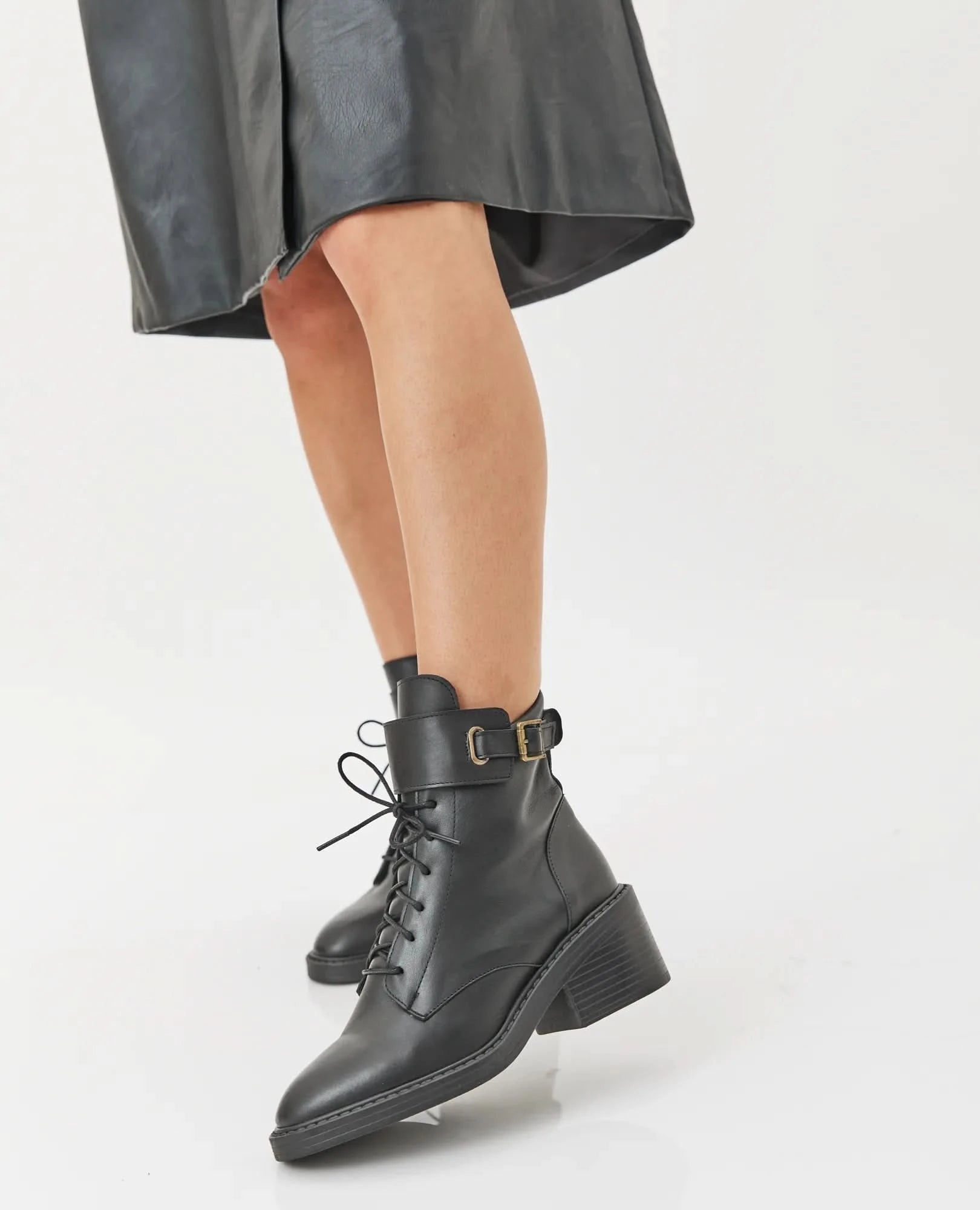 מגפונים עם שרוכים מעור איכותי דגם אריאל | מגפונים לנשים- בי יוניק