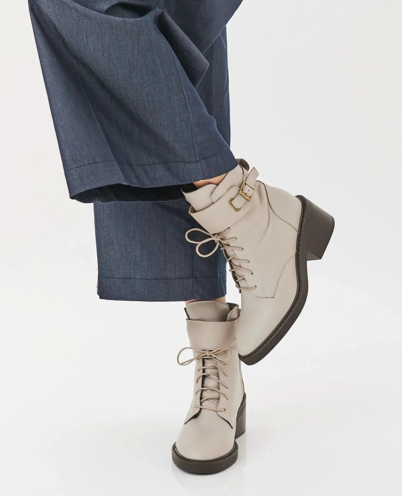 מגפונים עם שרוכים מעור איכותי דגם אריאל | מגפונים לנשים- בי יוניק