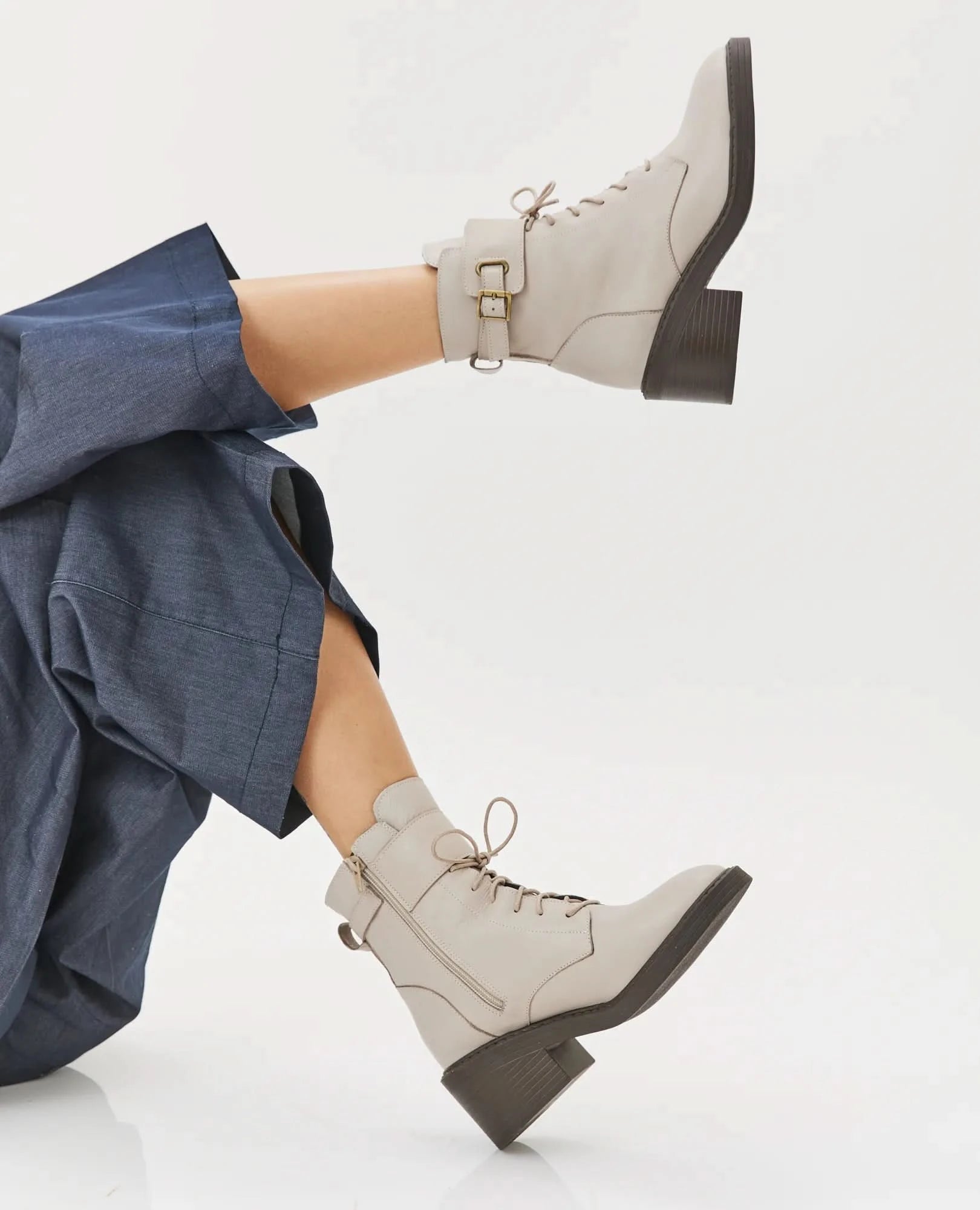 מגפונים עם שרוכים מעור איכותי דגם אריאל | מגפונים לנשים- בי יוניק