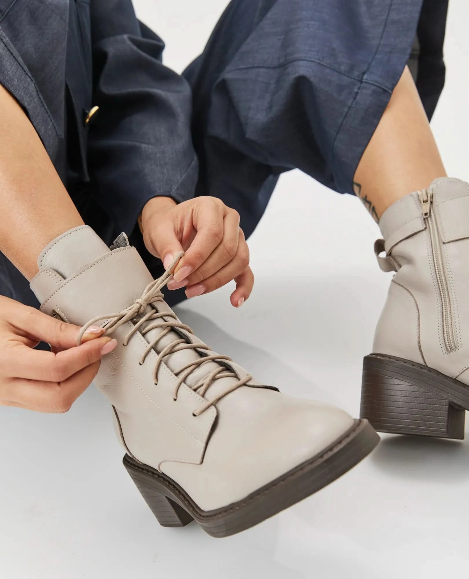 מגפונים עם שרוכים מעור איכותי דגם אריאל | מגפונים לנשים- בי יוניק