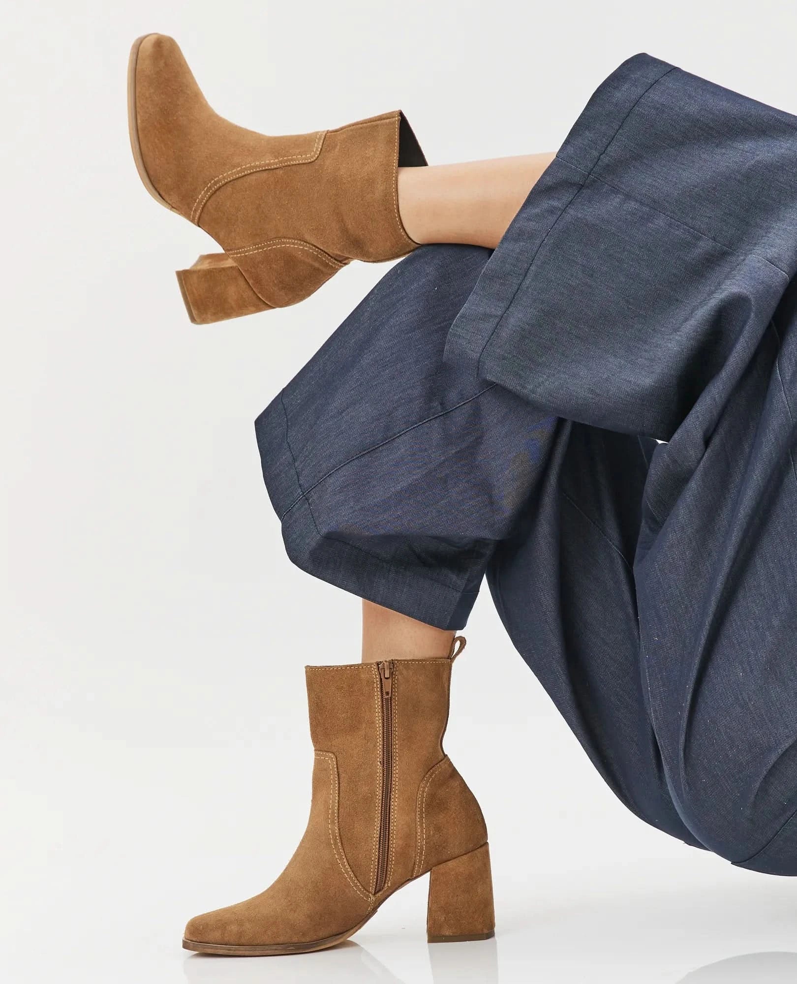 מגפוני עקב מעור זמש איכותי דגם בריטני | מגפונים לנשים- בי יוניק