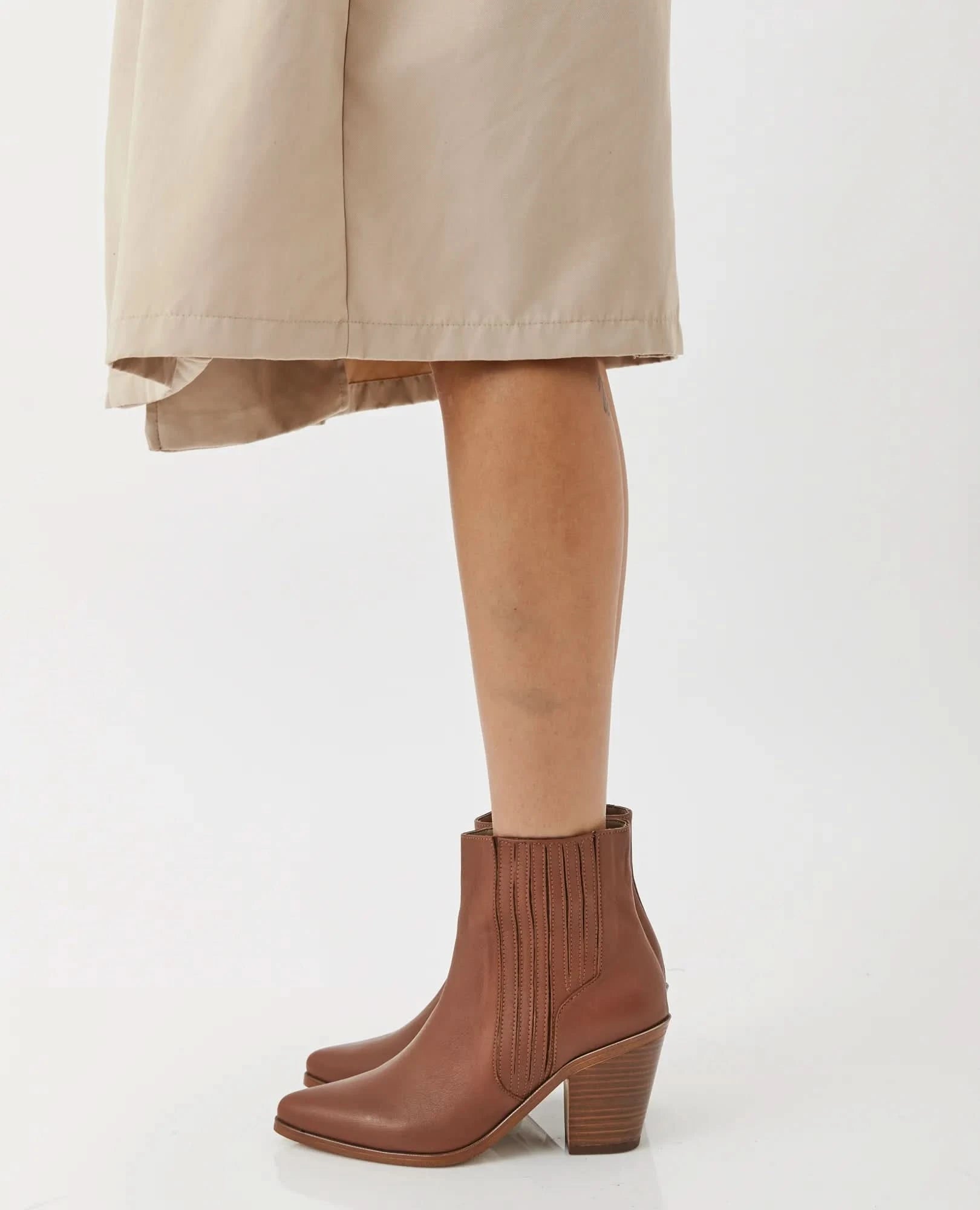 מגפוני עקב מעור איכותי דגם אפריל | מגפונים לנשים | בי יוניק