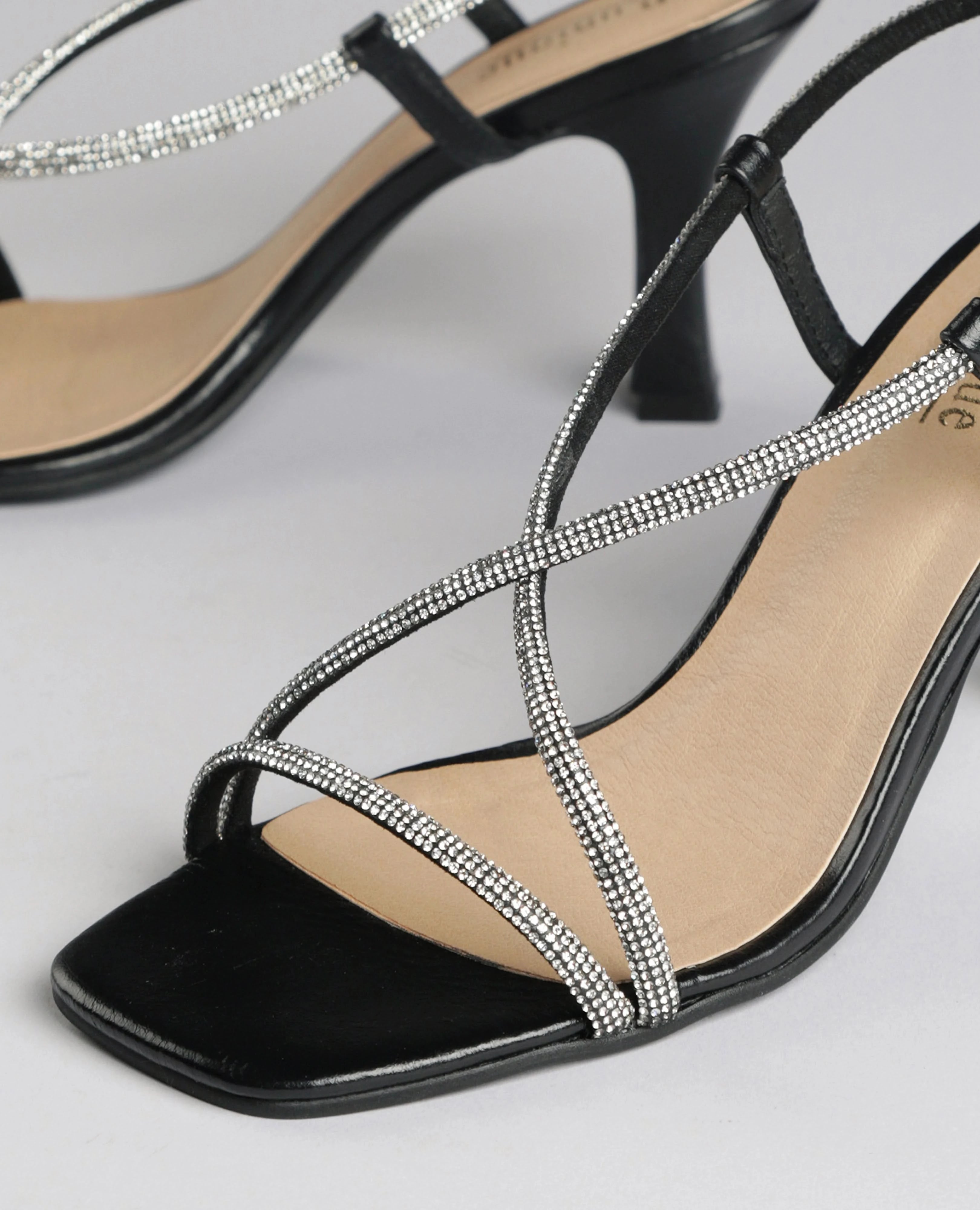 סנדלי עקב - סבינה - B Unique