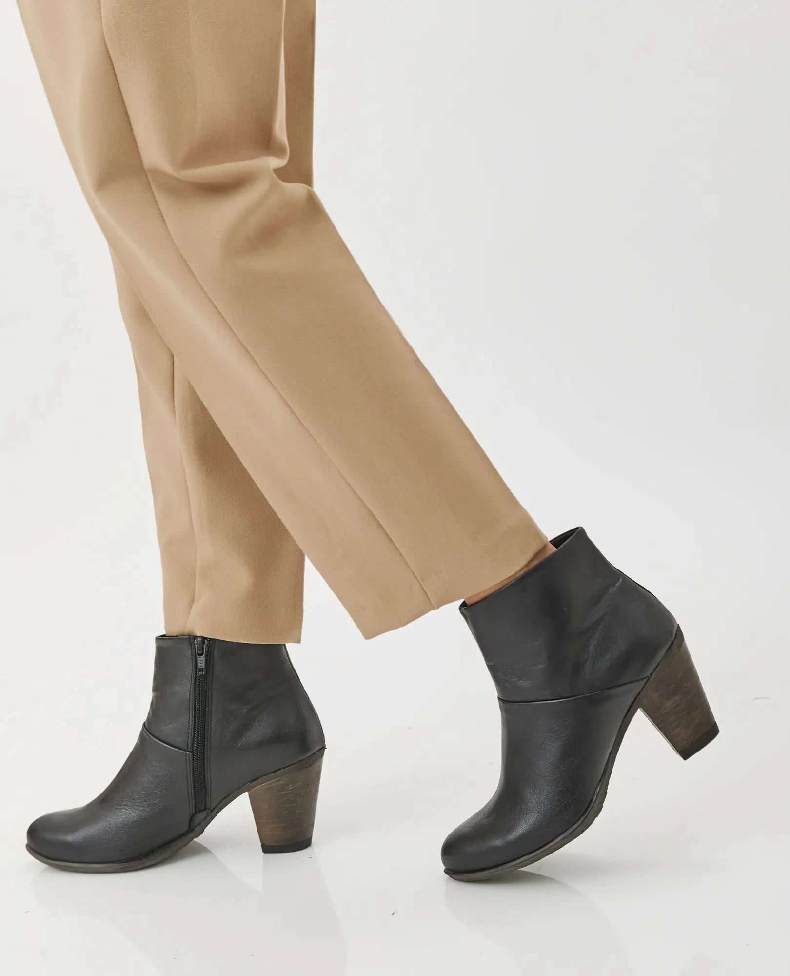 מגפוני עקב קלאסיים מעור איכותי דגם דנה | מגפונים לנשים בי יוניק