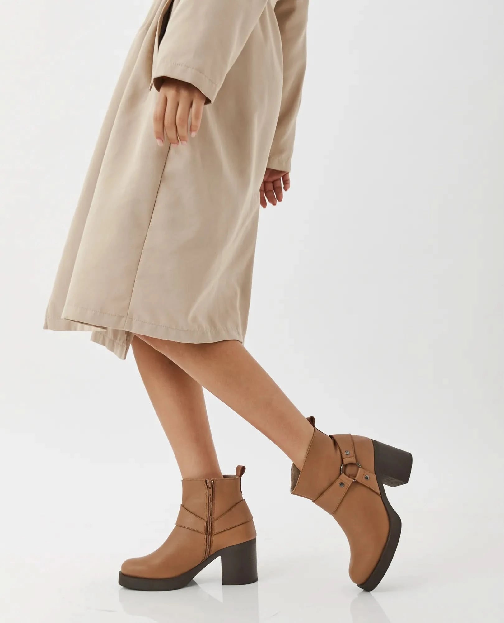 מגפוני עקב מעור דגם רז | מגפונים לנשים בחנויות ובאתר בי יוניק