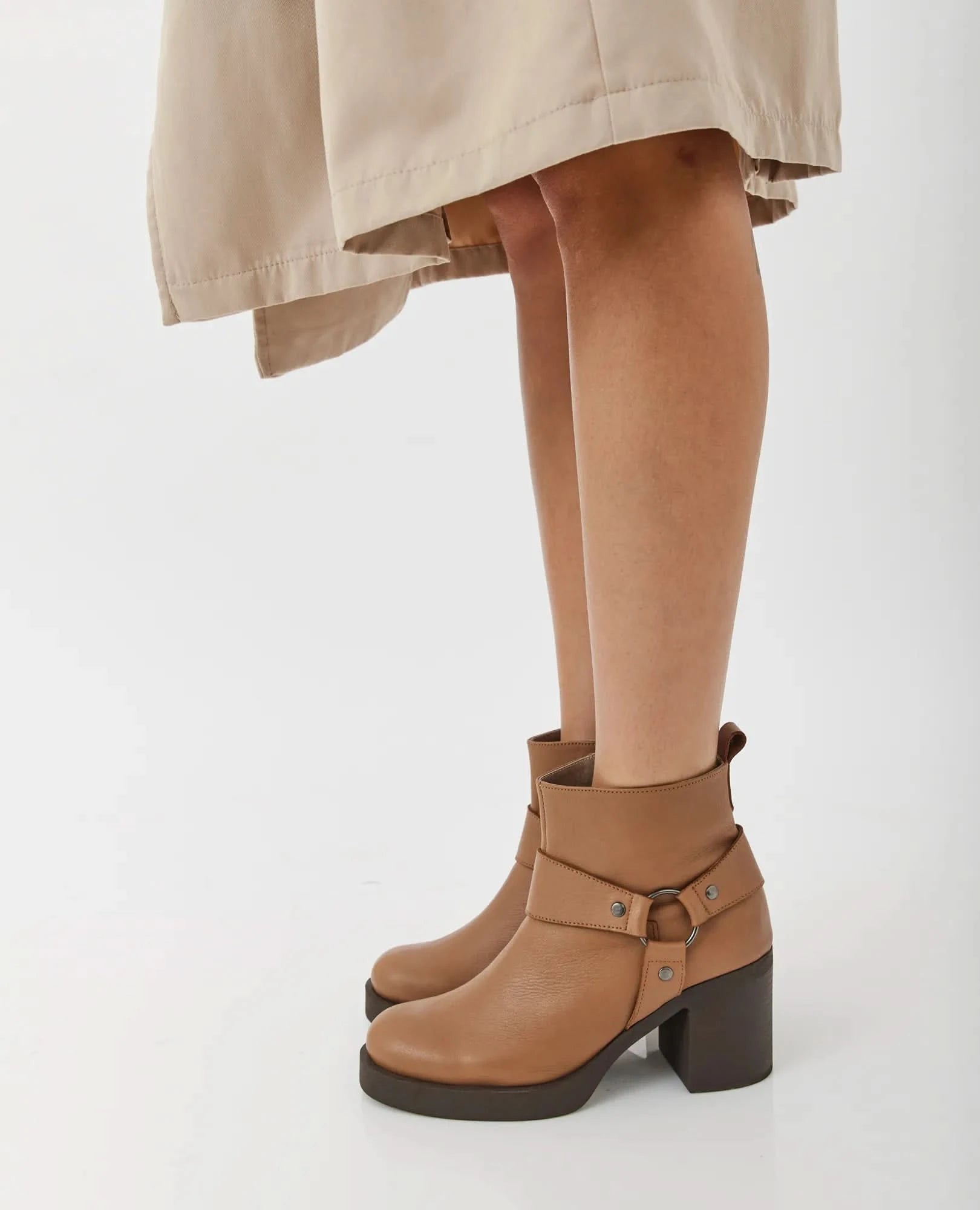 מגפוני עקב מעור דגם רז | מגפונים לנשים בחנויות ובאתר בי יוניק