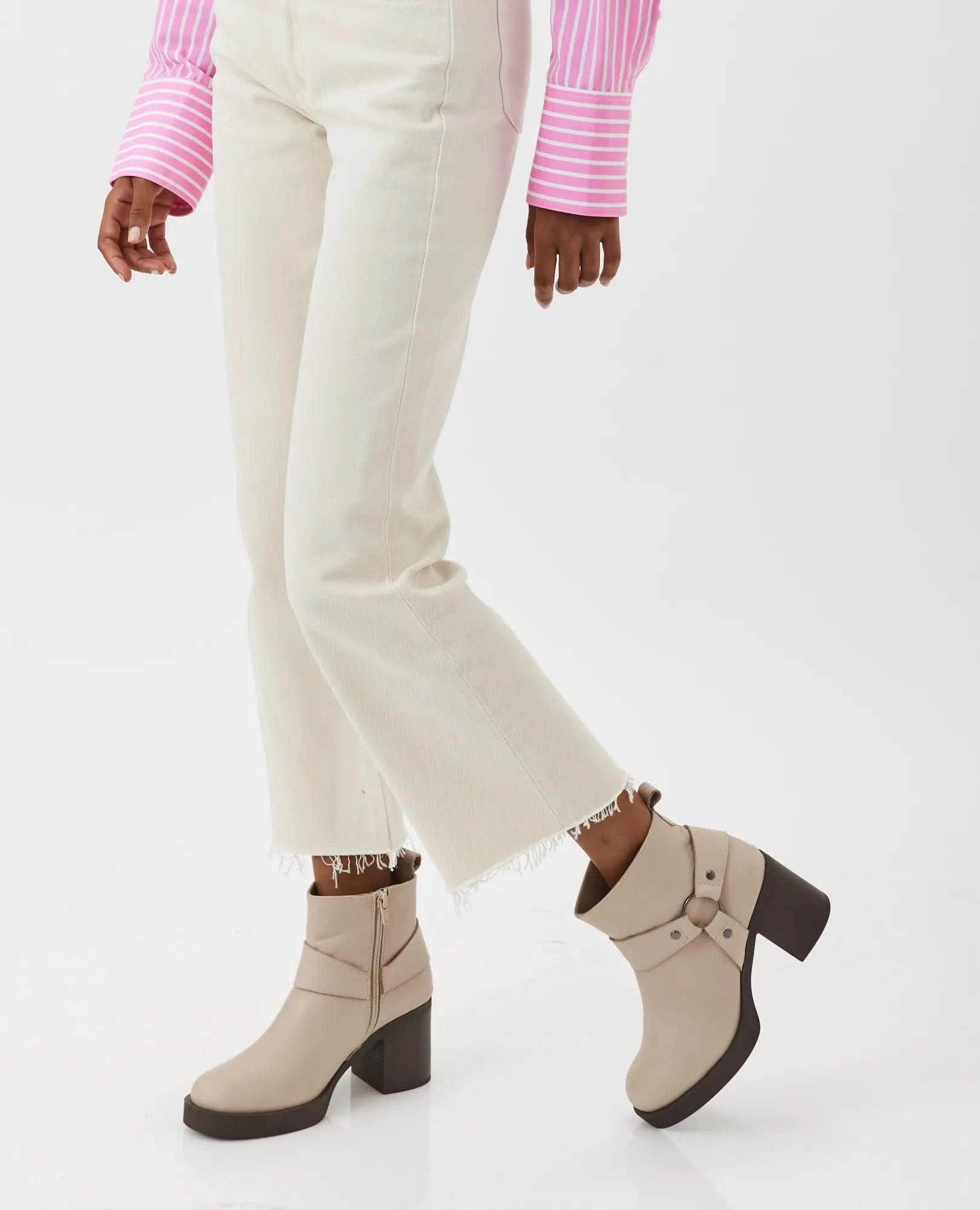 מגפוני עקב מעור דגם רז | מגפונים לנשים בחנויות ובאתר בי יוניק