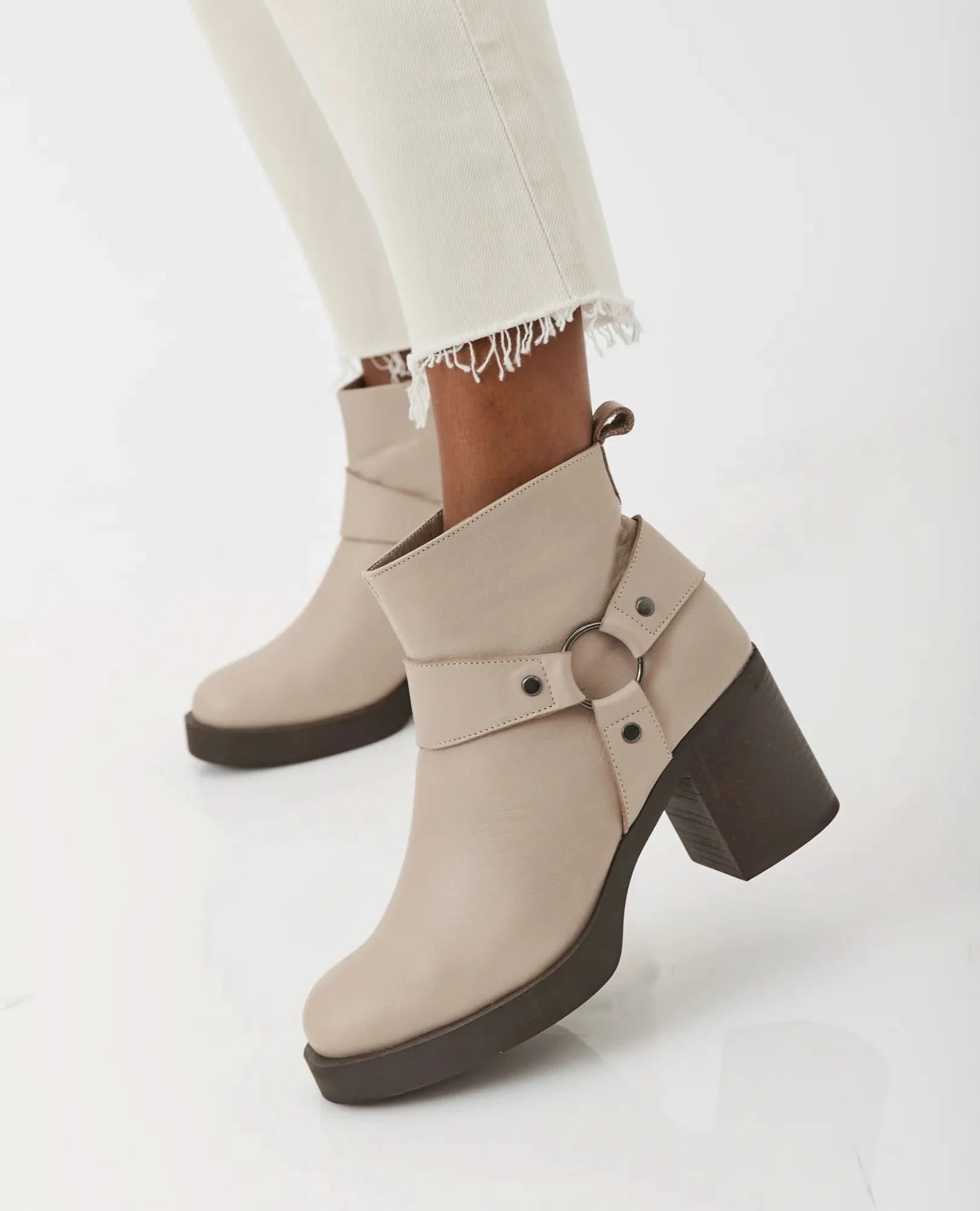 מגפוני עקב מעור דגם רז | מגפונים לנשים בחנויות ובאתר בי יוניק