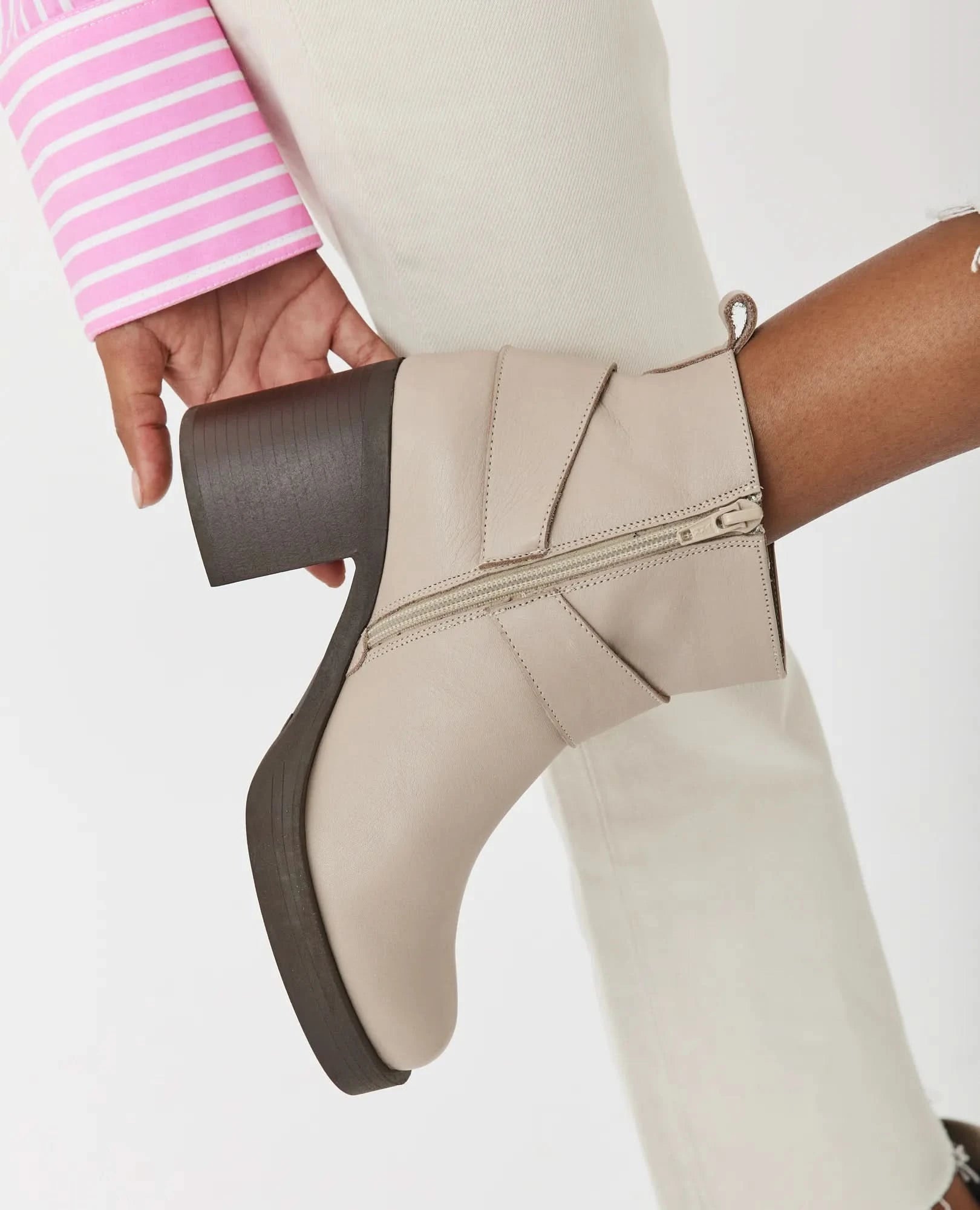 מגפוני עקב מעור דגם רז | מגפונים לנשים בחנויות ובאתר בי יוניק