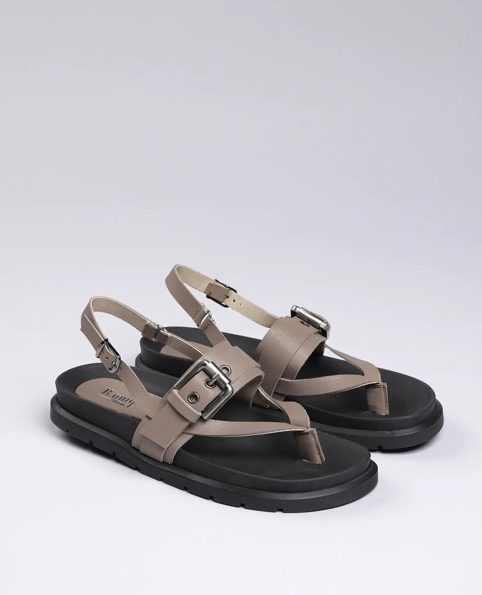 זוג סנדלי אצבע-פואט של B.unique בצבעי טופ ושחור עם רצועות אבזם, מוצגים על רקע אחיד.