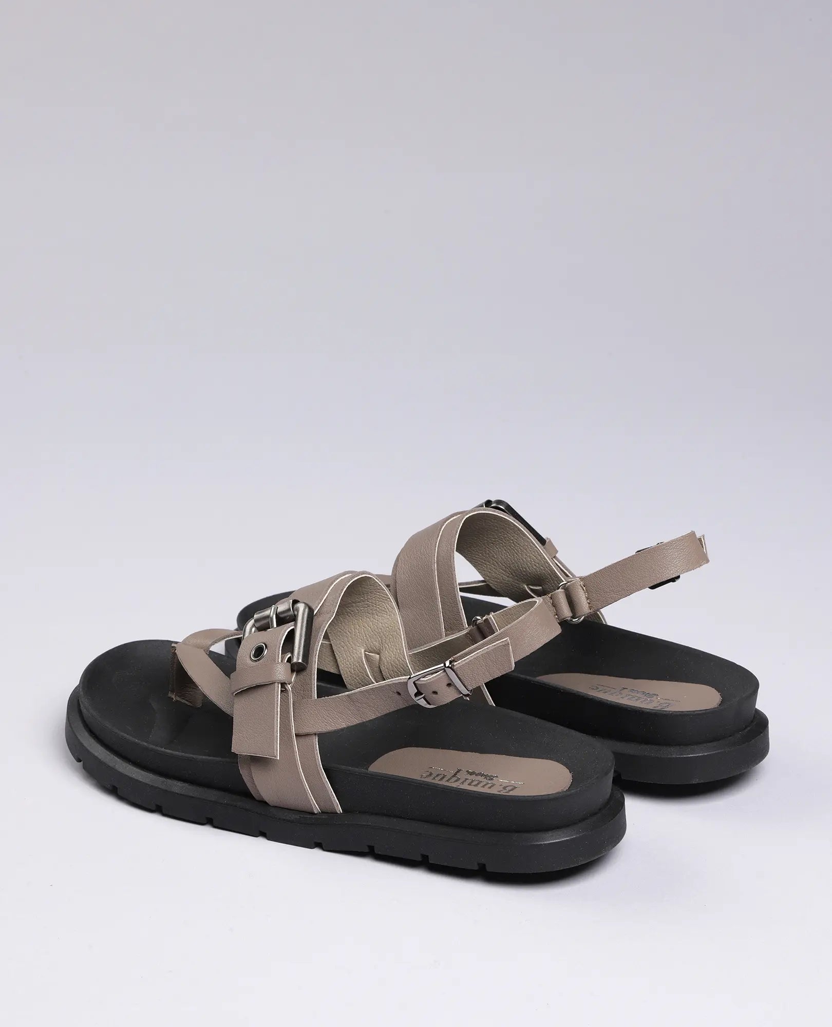 B.unique סנדלי אצבע - פואט: סנדל עור בגוון בז', רצועות, אבזם כחול-כסוף וסוליות שחורות על רקע בהיר.