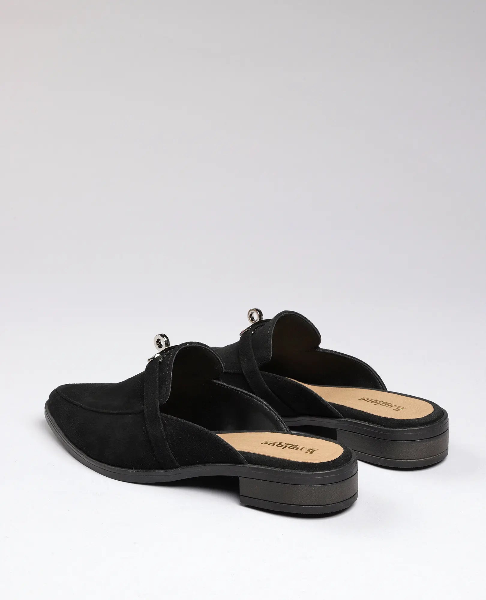 כפכפי מוקסין-ניקי של B.unique, מזמש שחור עם עקב נמוך ודיטייל מטאלי – נעליים קלאסיות ואלגנטיות.