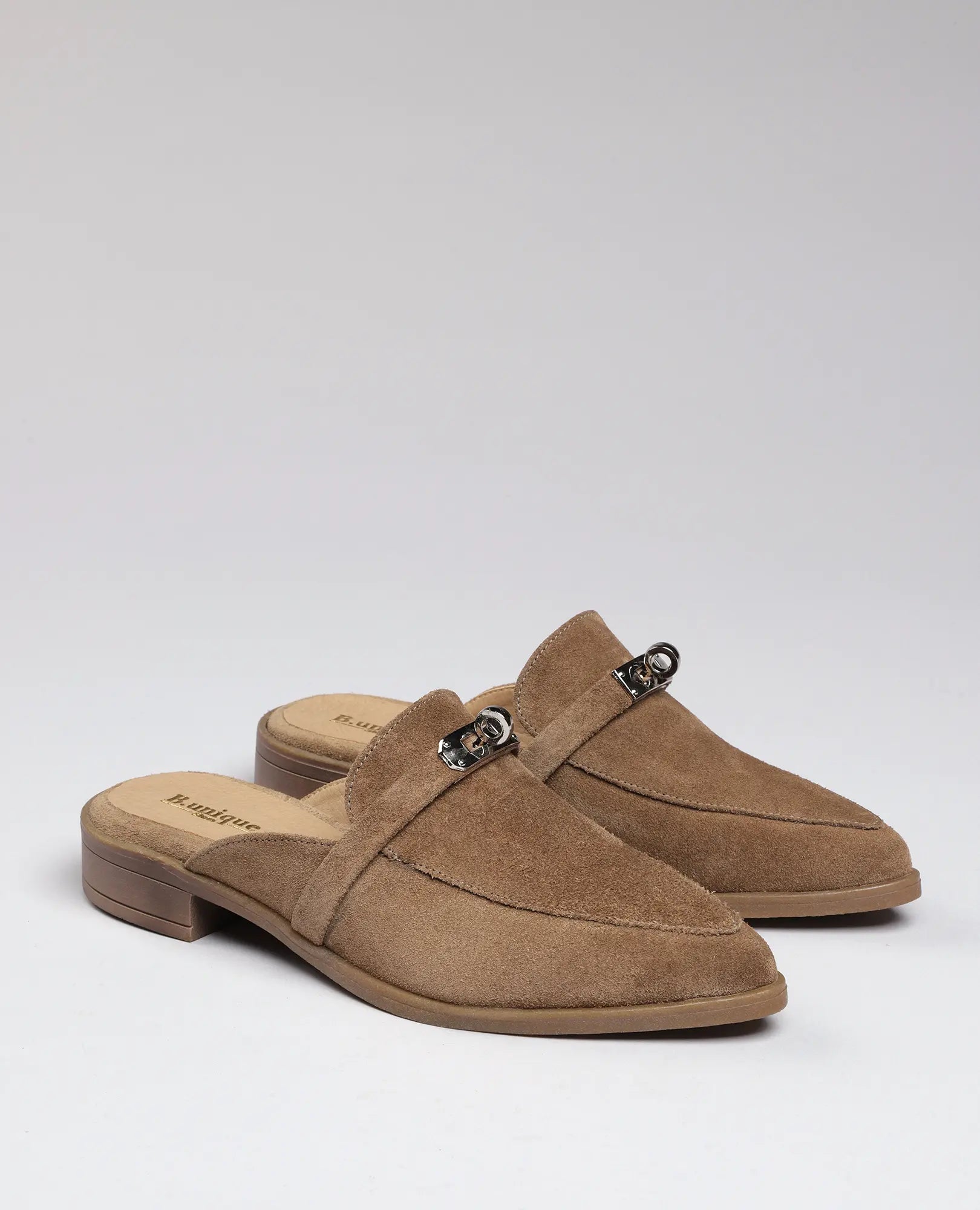 כפכפי מוקסין- ניקי מעור זמש בגוון טאן עם עקב עץ נמוך ואבזמים דקורטיביים של B.unique.