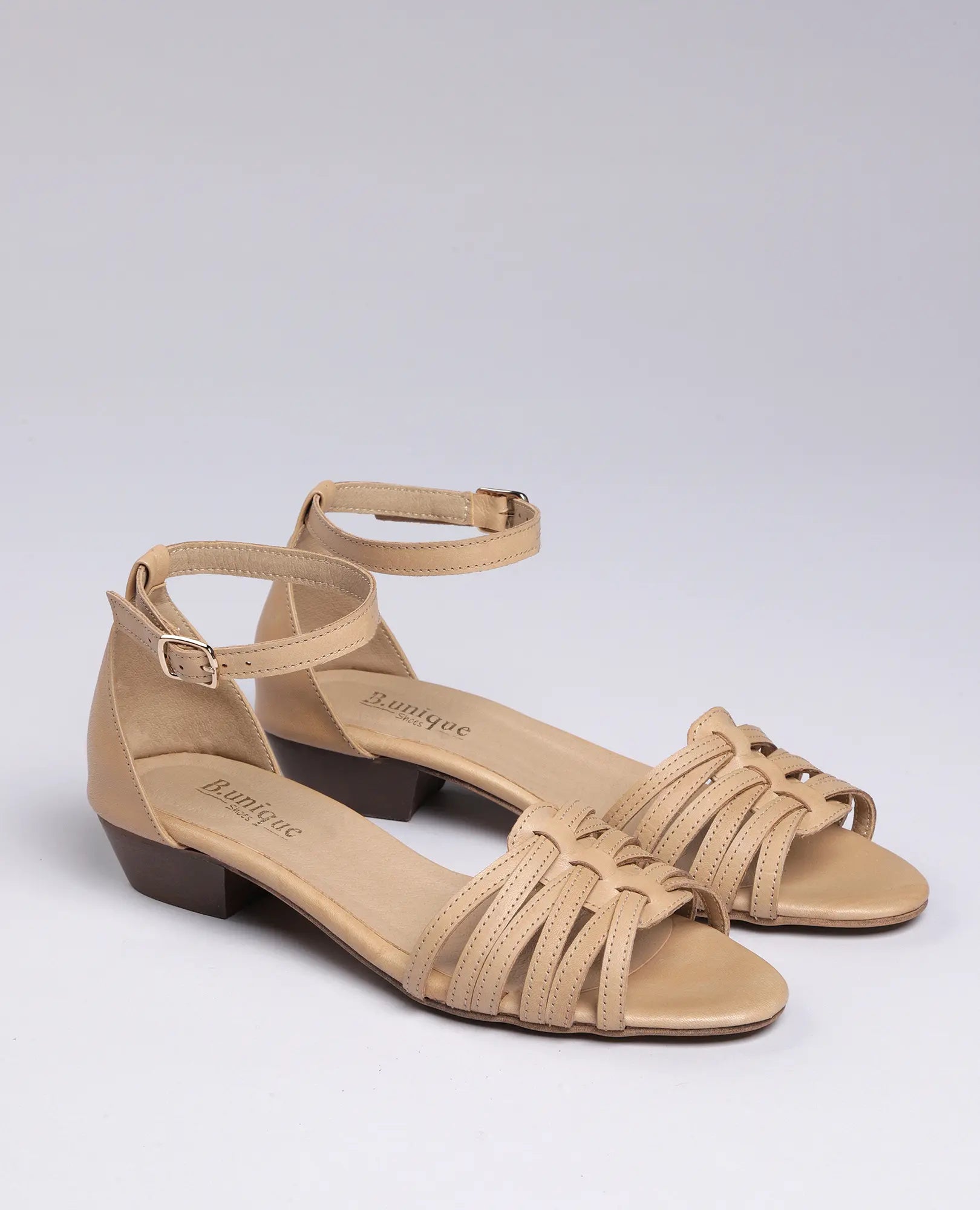סנדלי רצועות דקות של לוריה לנשים בגוון בז', בעיצוב קלאסי עם עקב נמוך, מבית B.unique.
