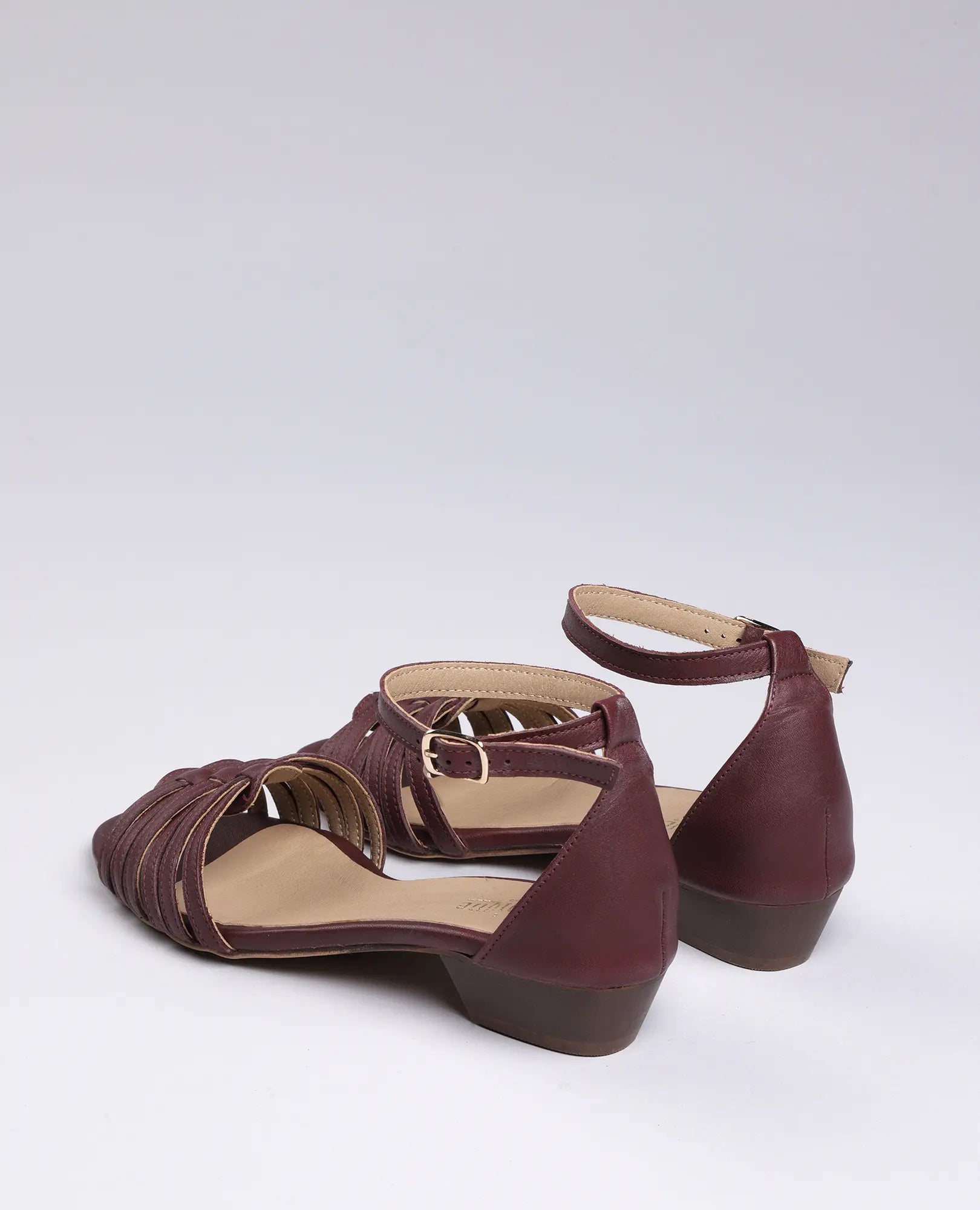 סנדלי רצועות דקות של B.unique לנשים, בסגנון קלאסי בצבע בורדו עם עקב נמוך ורצועות עור.