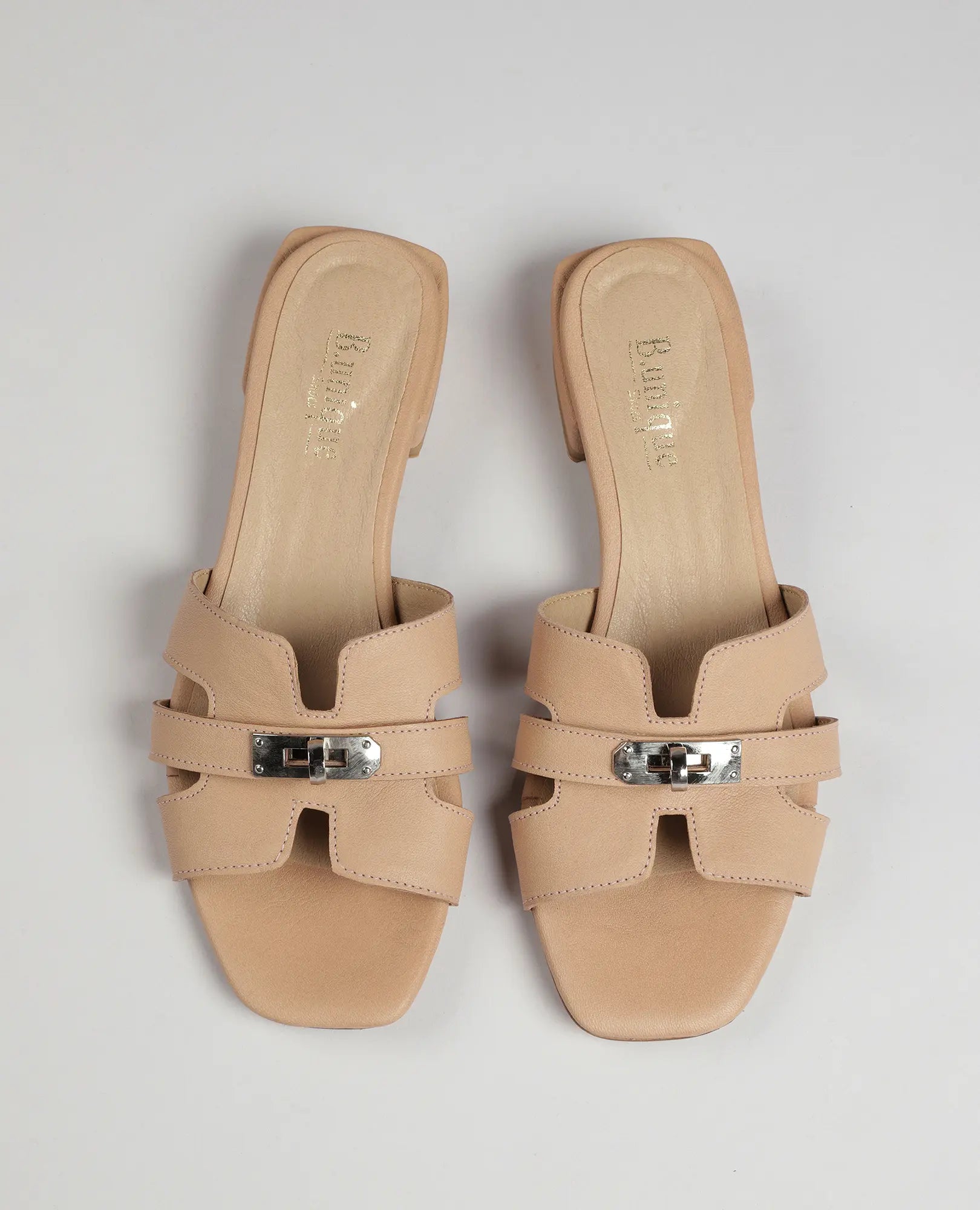 כפכפי רצועות עם אבזם – דגם "נעה" של B.unique בצבע ניוד, מעור, עם רצועות רחבות, עקב נמוך ועיצוב מרובע עם אבזמי כסף.