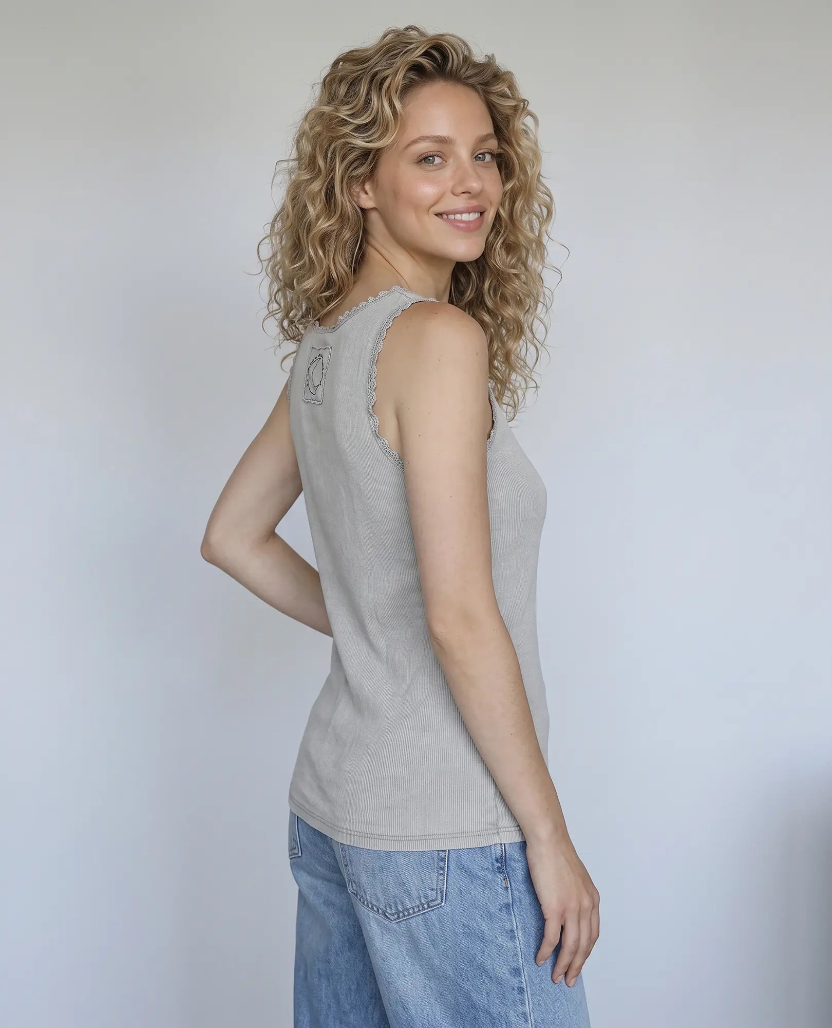 גופיית ניקי תחרה