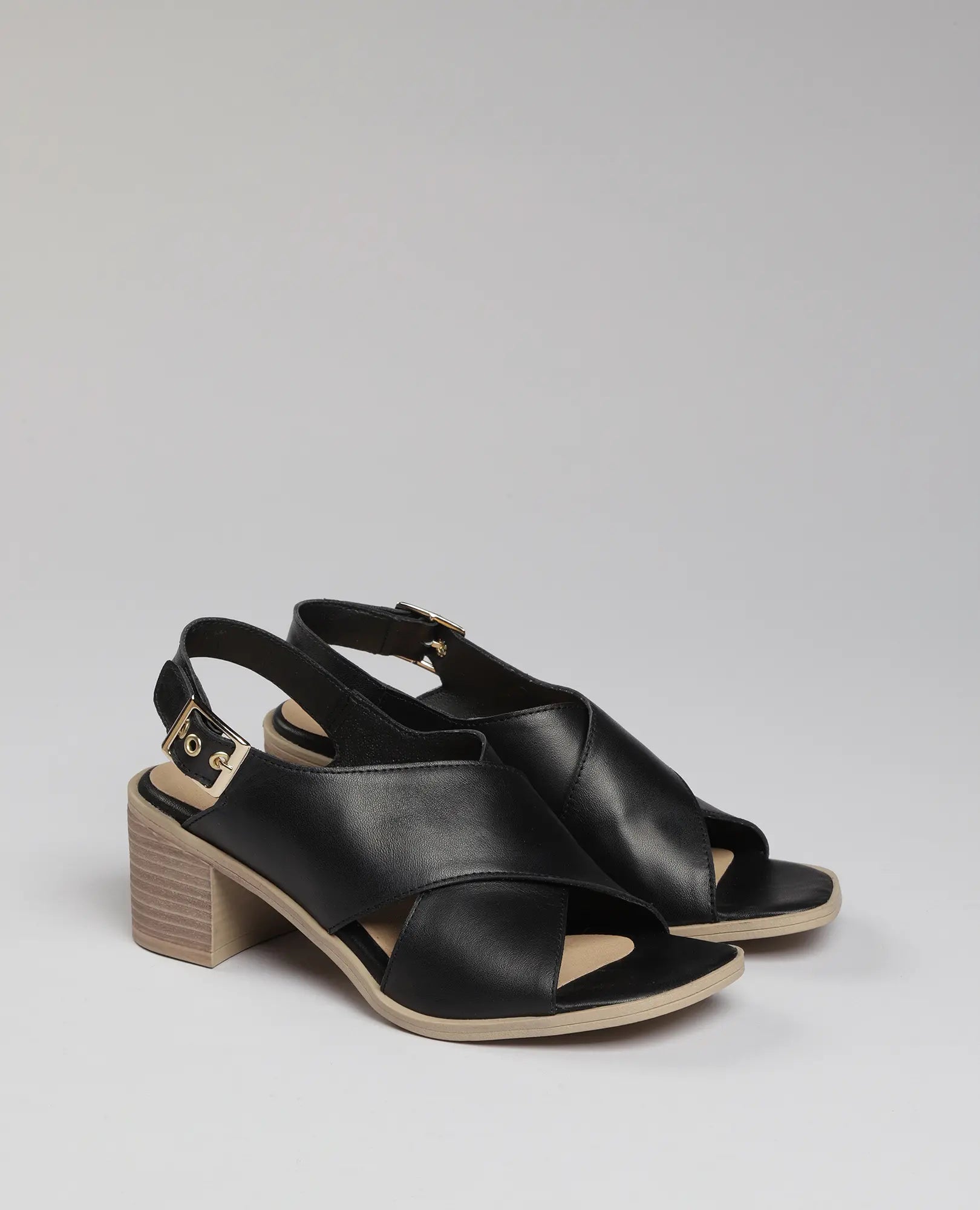 סנדלי עקב-עין של B.unique בצבע שחור עם רצועות מוצלבות ועקב בהיר.