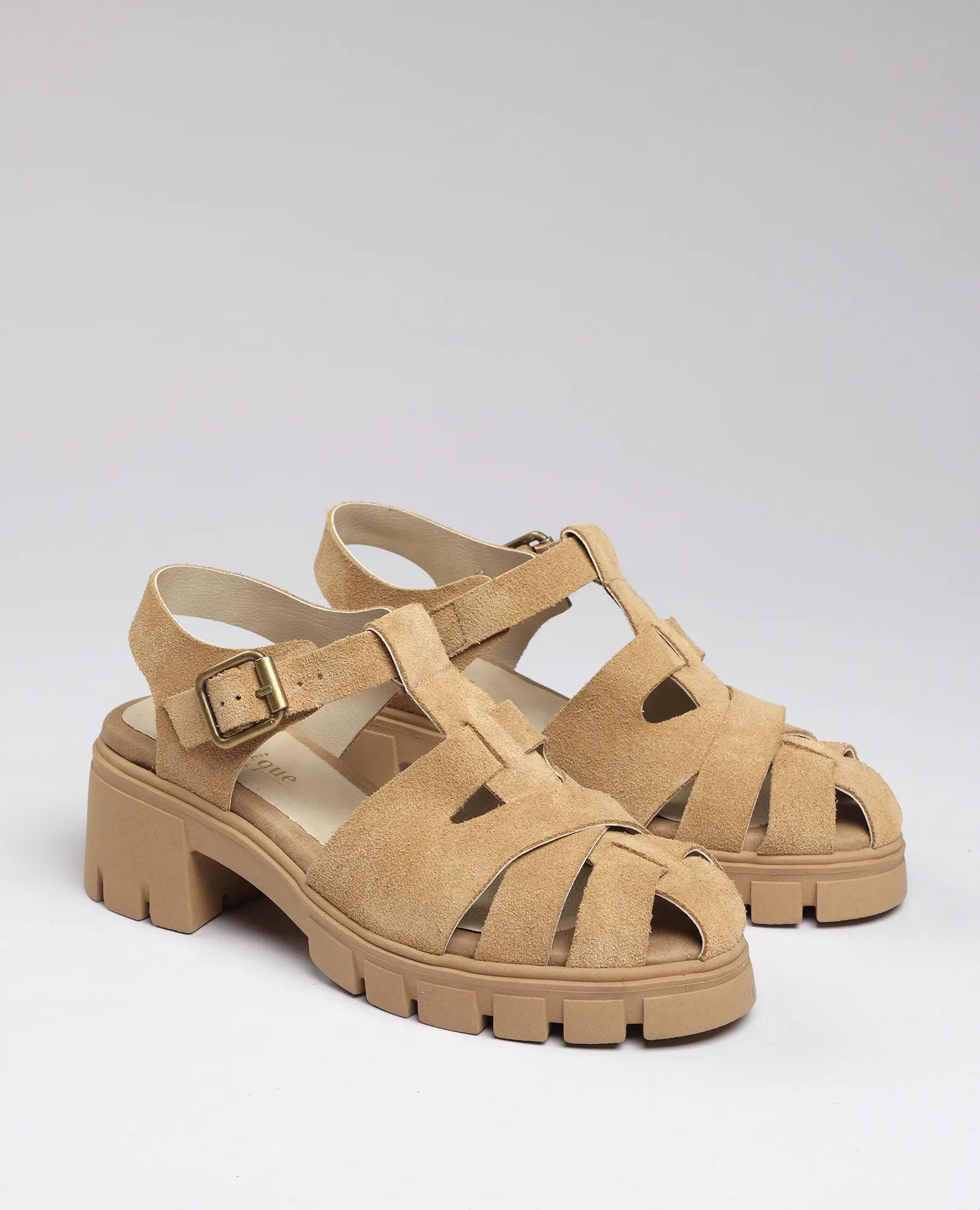 סנדלי גלדיאטור-אינס לנשים מבית B.unique בצבע קאמל עם עקב עבה, רצועות קרסול ועיצוב חתוך.