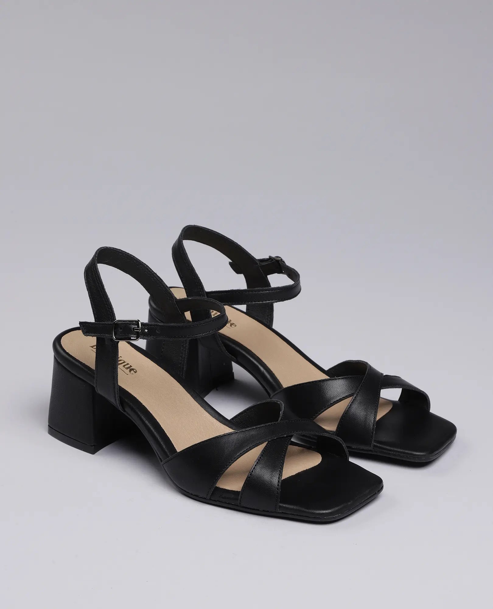 זוג סנדלי עקב שחורים מדגם "סקרלט" של B.unique על רקע אפור בהיר אחיד.