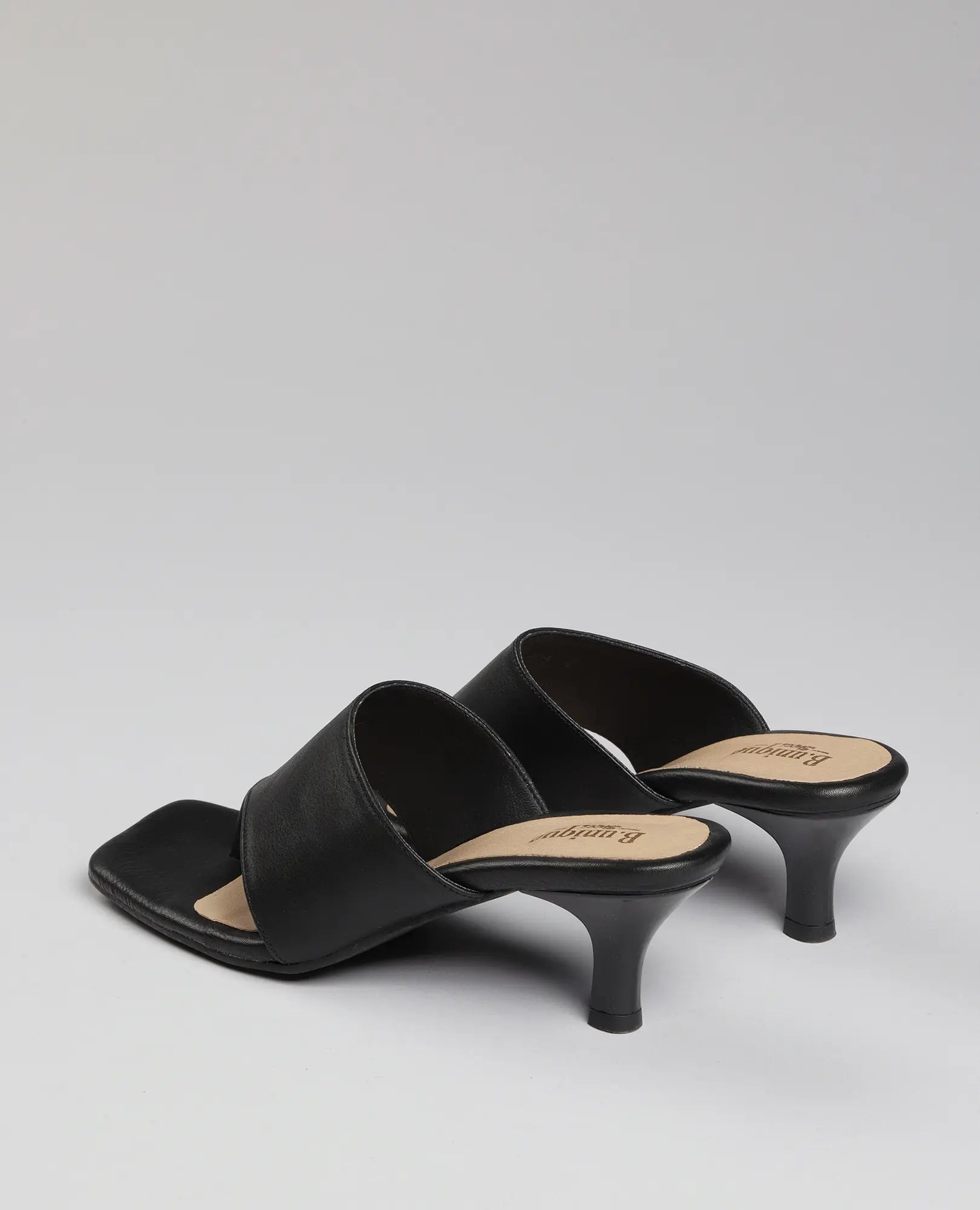 כפכפי אצבע עם עקב מבית B.unique, בעיצוב פתוח, בצבע שחור ואלגנטי, עם עקב בינוני.